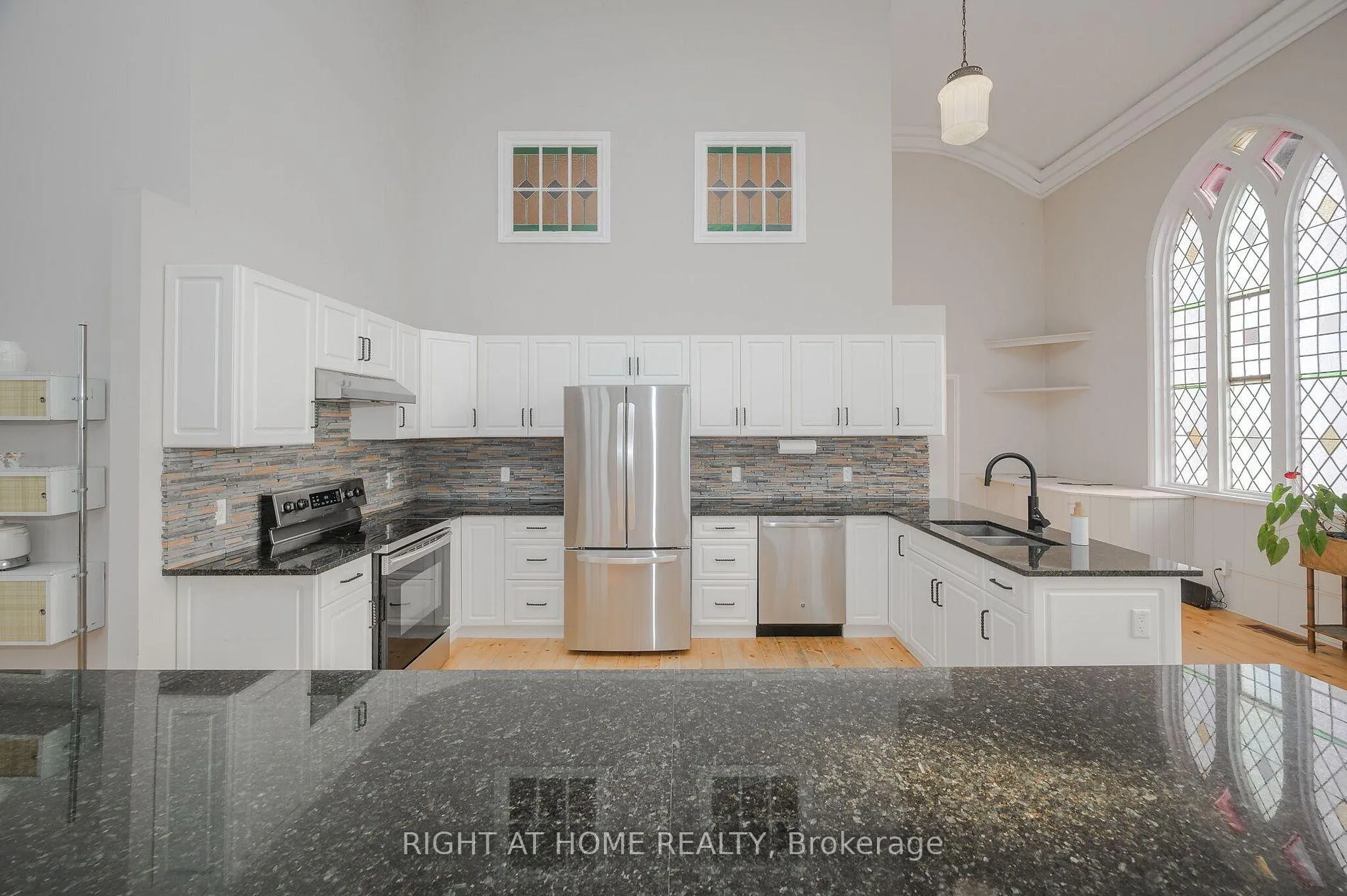 Photo 3 of 3318 Dundas Street, Burlington, Headon — HOMEH
