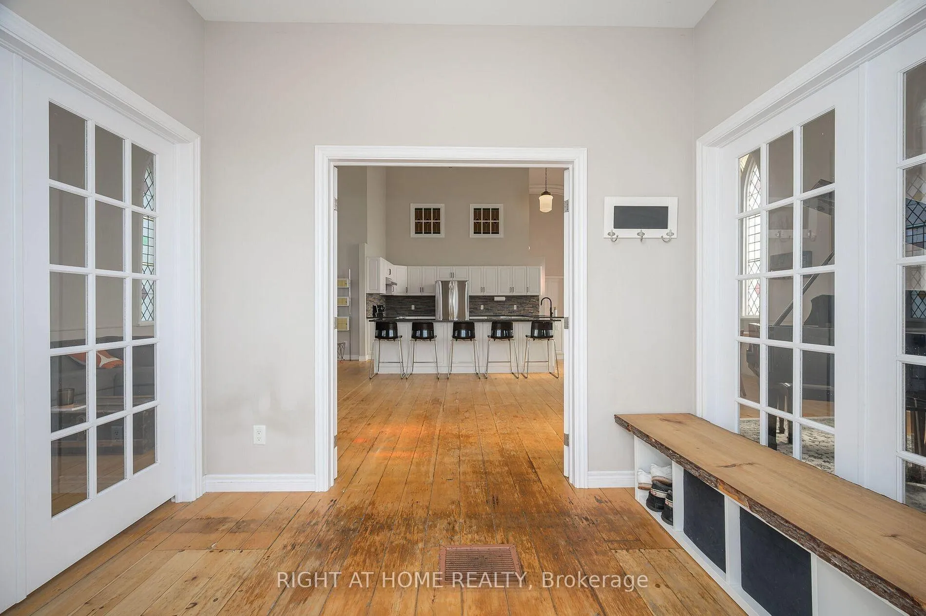 Photo 4 of 3318 Dundas Street, Burlington, Headon — HOMEH