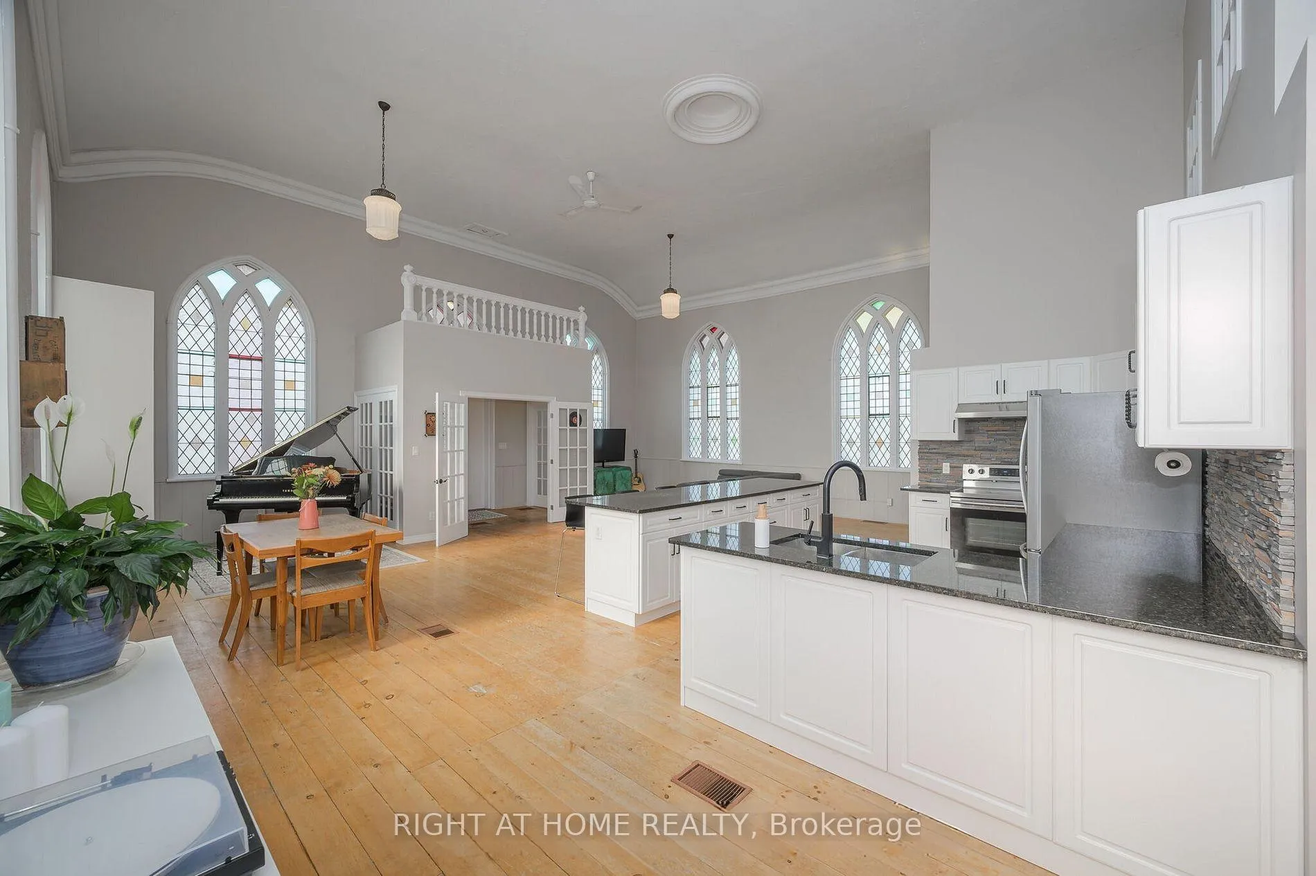 Photo 5 of 3318 Dundas Street, Burlington, Headon — HOMEH
