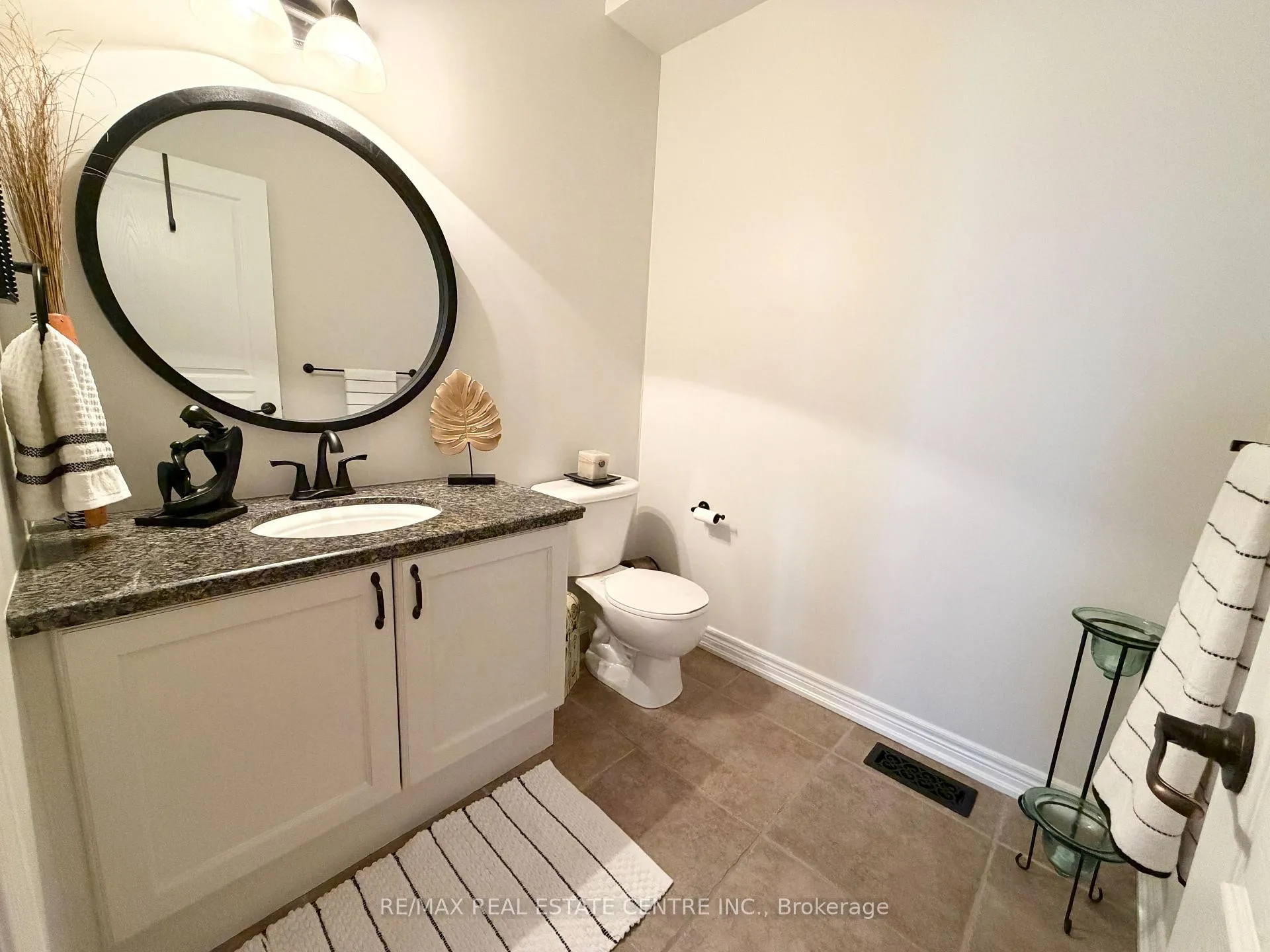 Photo 4 of 500 Stonehenge Drive, Hamilton, Meadowlands — HOMEH