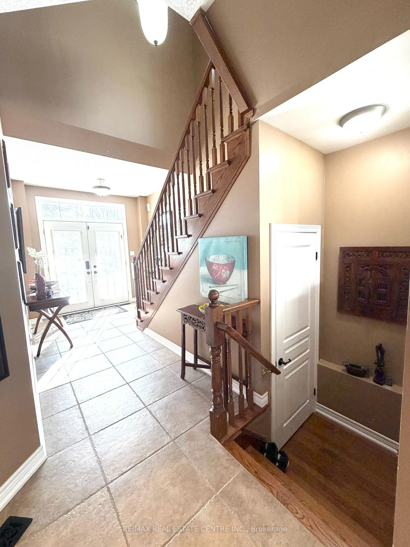 Photo 5 of 500 Stonehenge Drive, Hamilton, Meadowlands — HOMEH