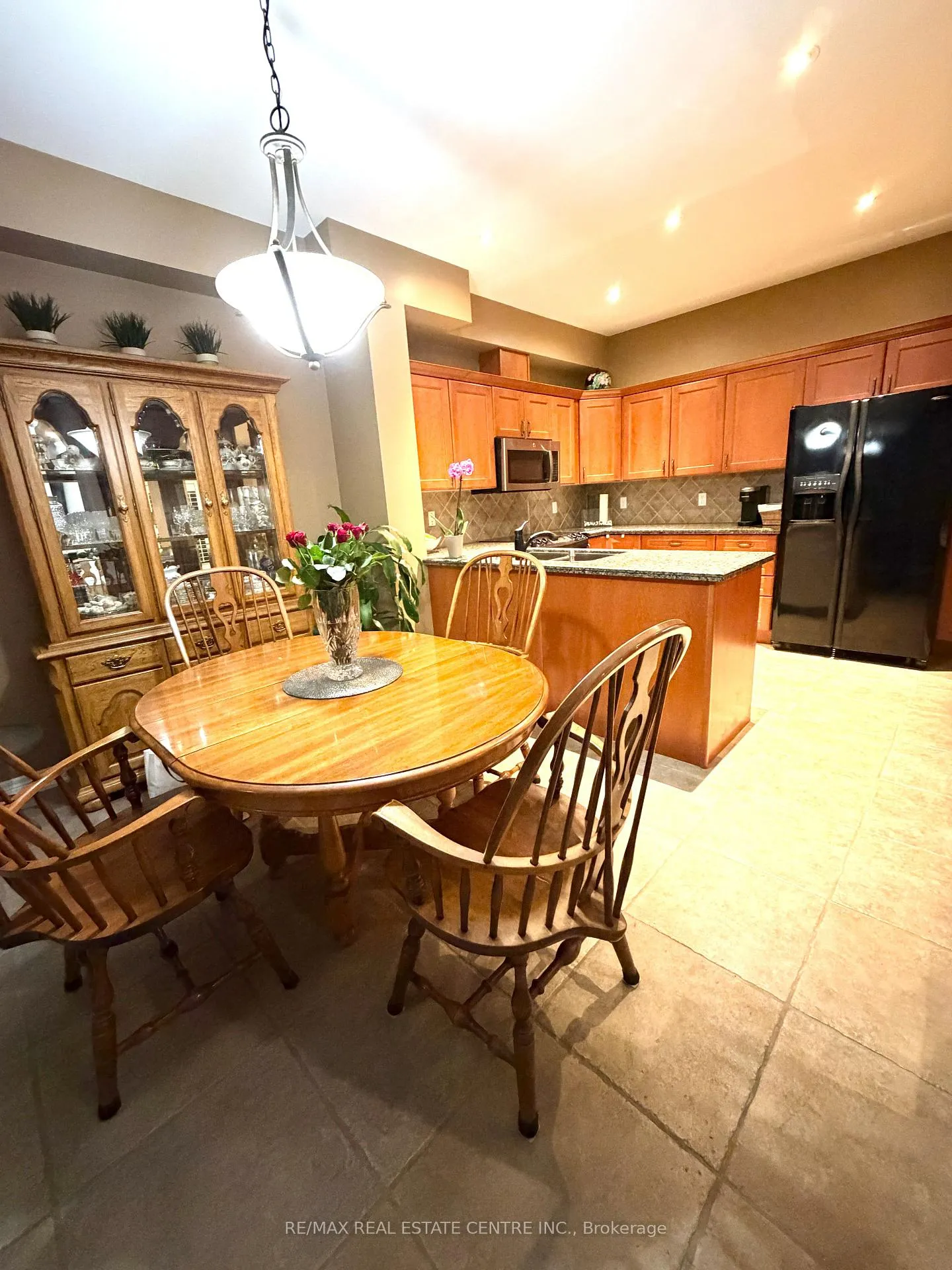 Photo 9 of 500 Stonehenge Drive, Hamilton, Meadowlands — HOMEH