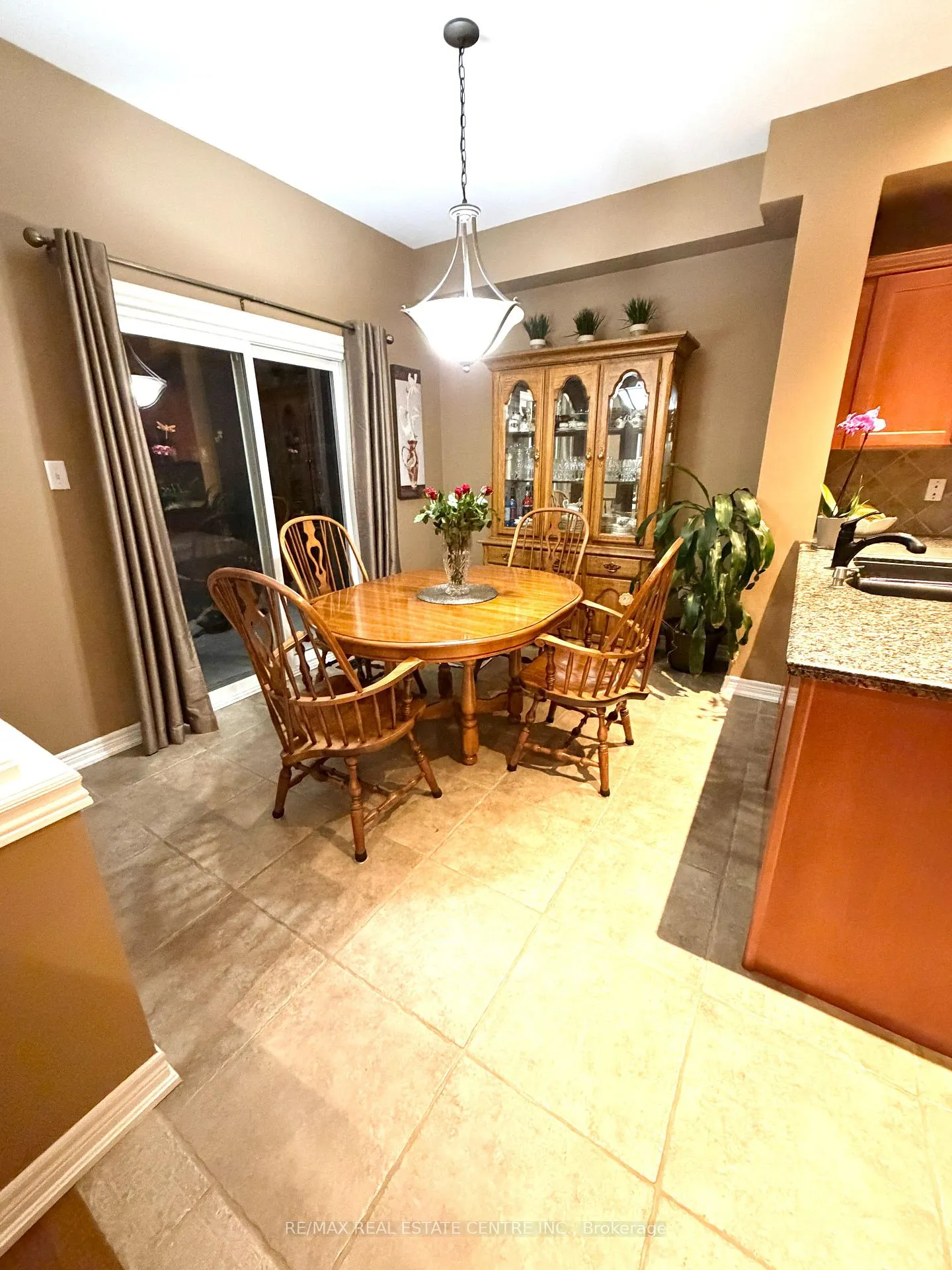Photo 10 of 500 Stonehenge Drive, Hamilton, Meadowlands — HOMEH