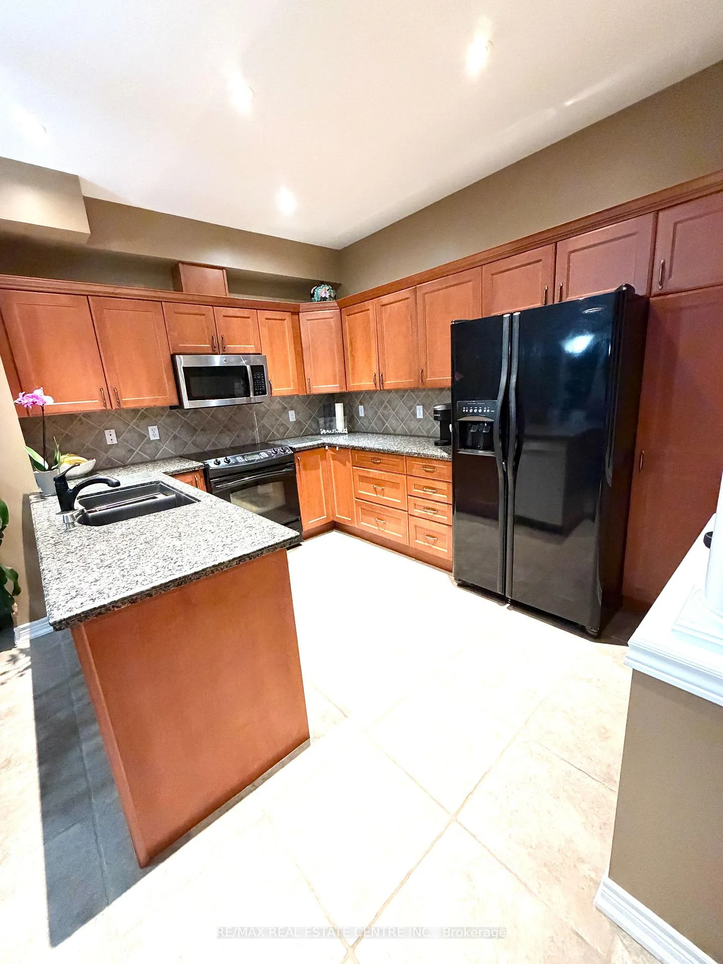 Photo 13 of 500 Stonehenge Drive, Hamilton, Meadowlands — HOMEH