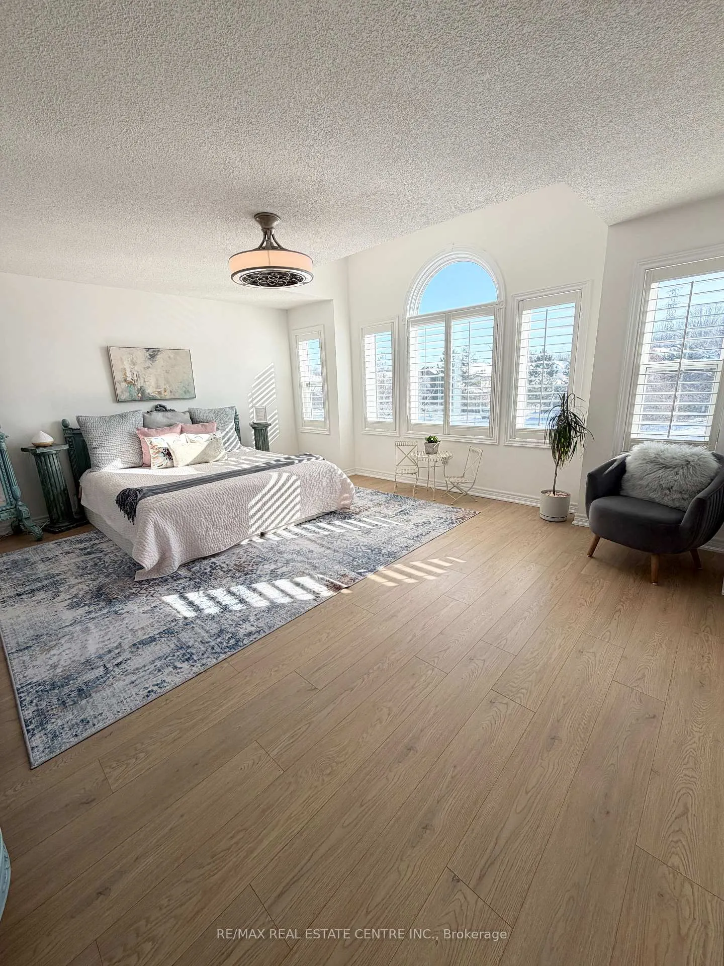 Photo 15 of 500 Stonehenge Drive, Hamilton, Meadowlands — HOMEH