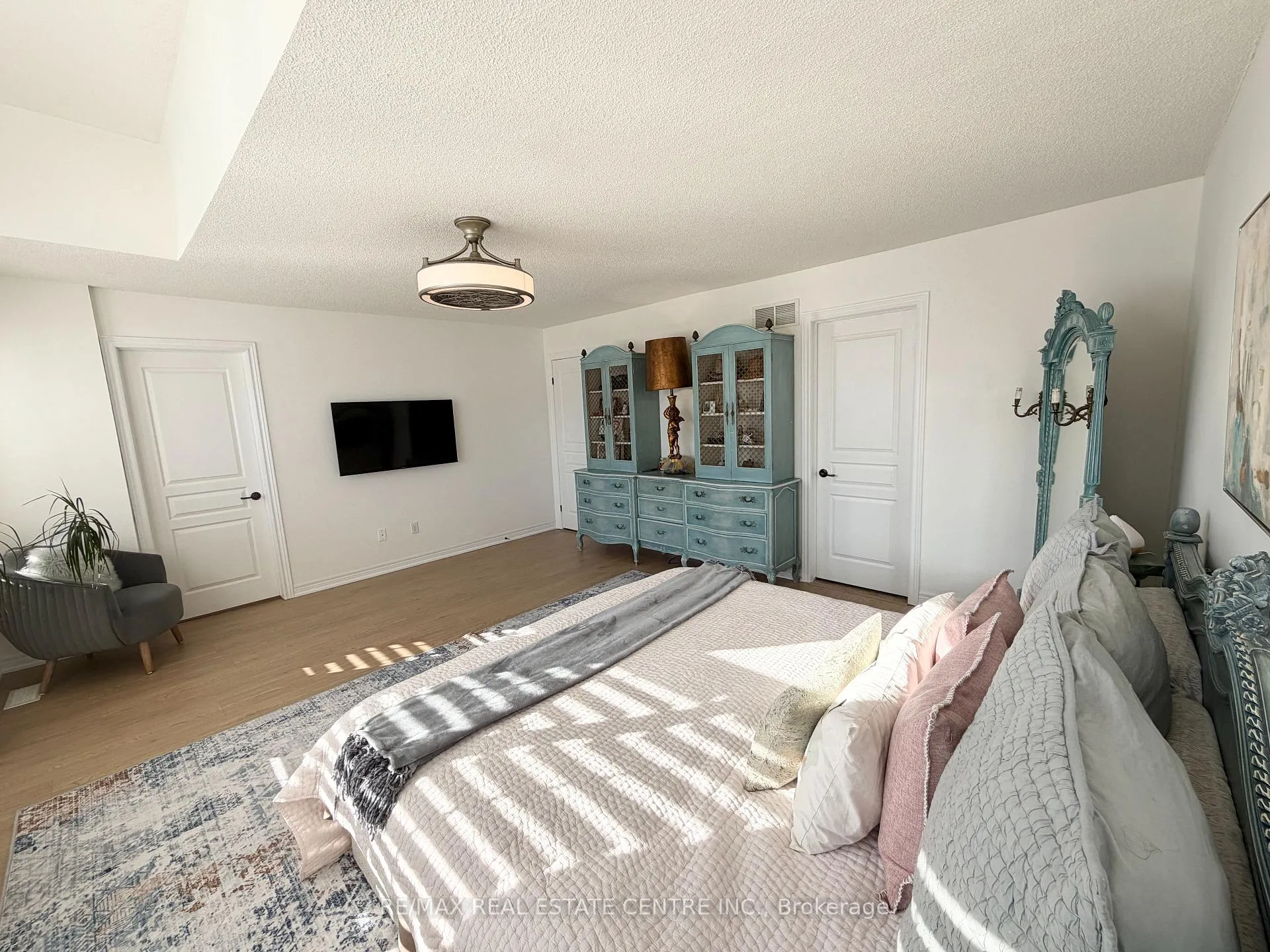 Photo 17 of 500 Stonehenge Drive, Hamilton, Meadowlands — HOMEH