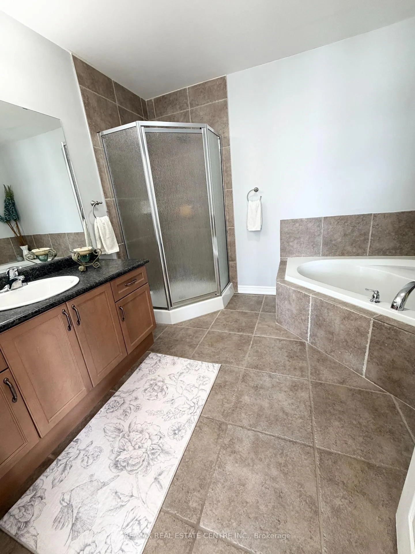 Photo 19 of 500 Stonehenge Drive, Hamilton, Meadowlands — HOMEH