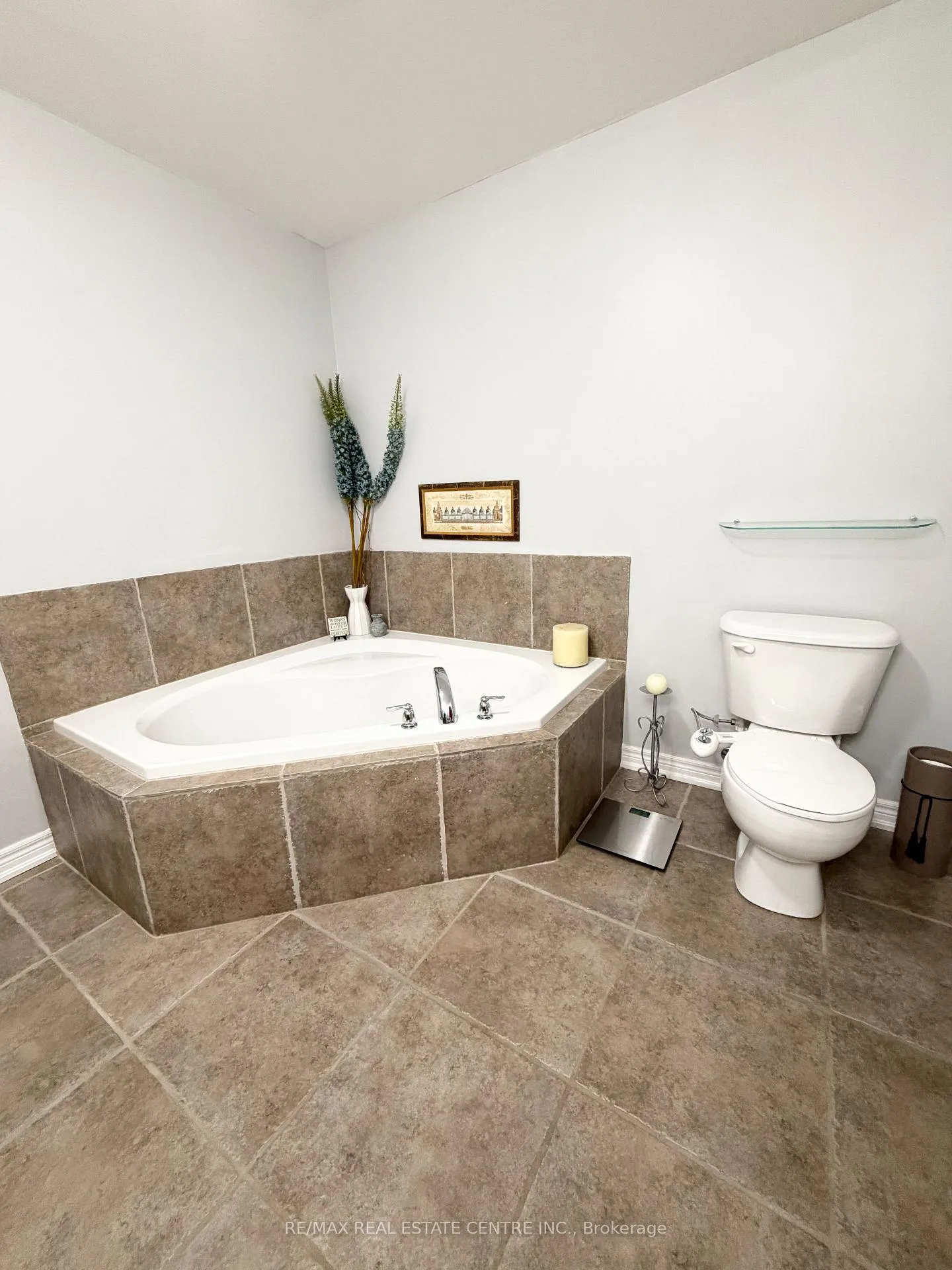 Photo 20 of 500 Stonehenge Drive, Hamilton, Meadowlands — HOMEH