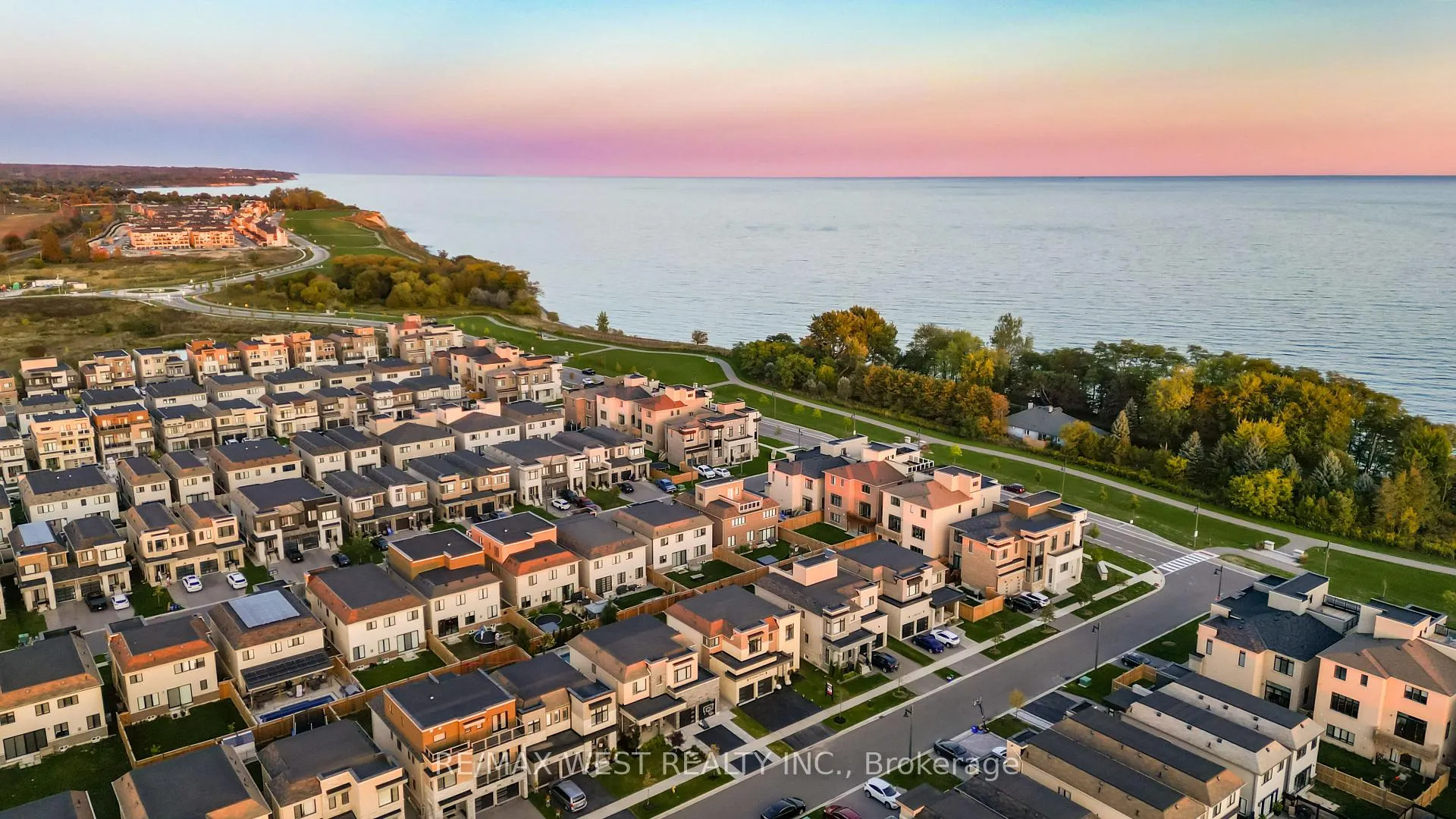 Photo 2 of 15 Larkin Lane, Clarington, Bowmanville — HOMEH