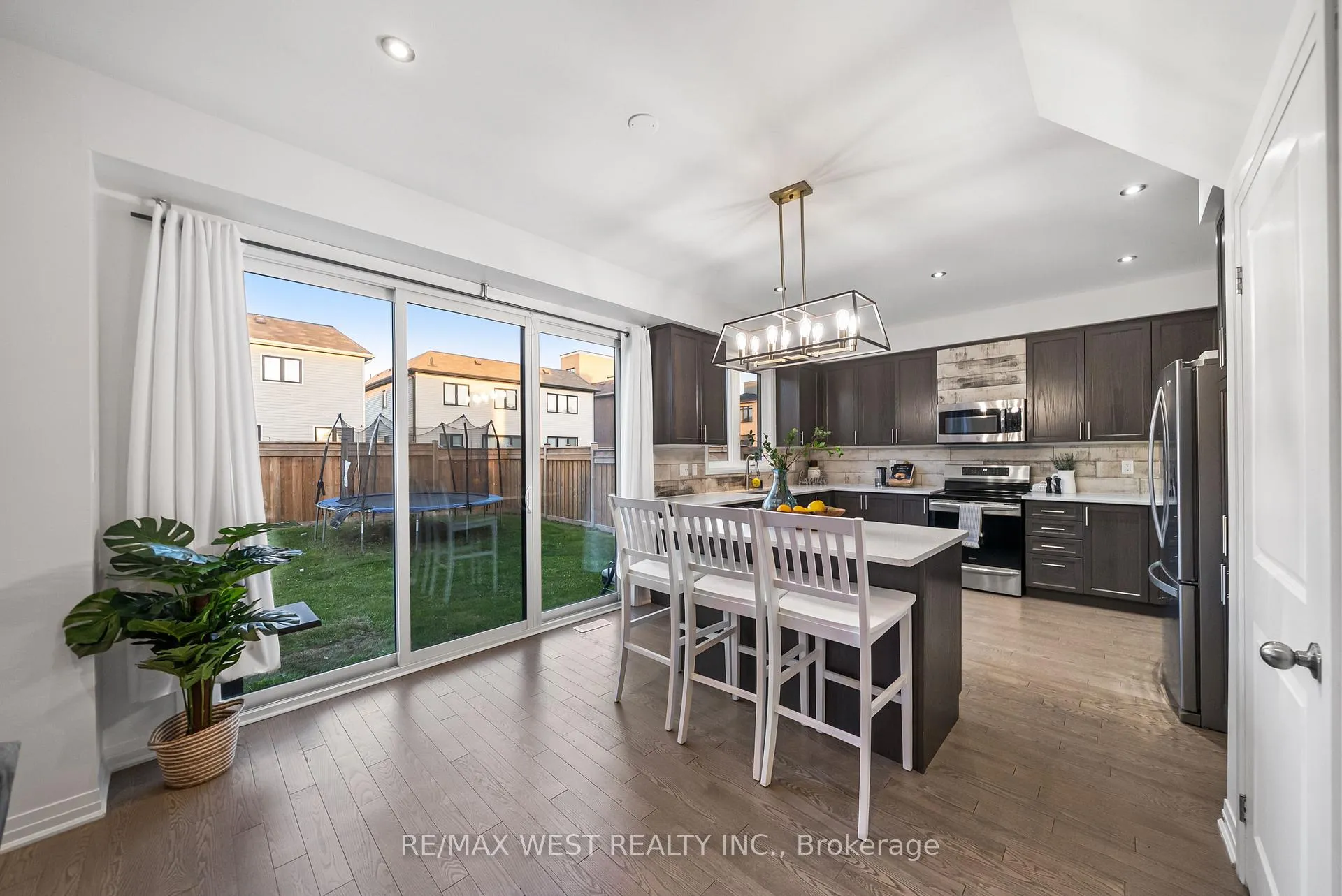 Photo 4 of 15 Larkin Lane, Clarington, Bowmanville — HOMEH
