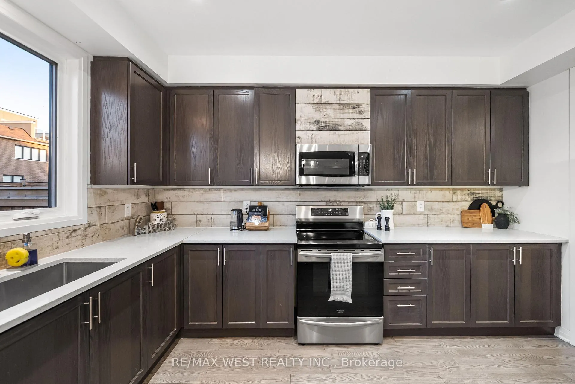 Photo 5 of 15 Larkin Lane, Clarington, Bowmanville — HOMEH