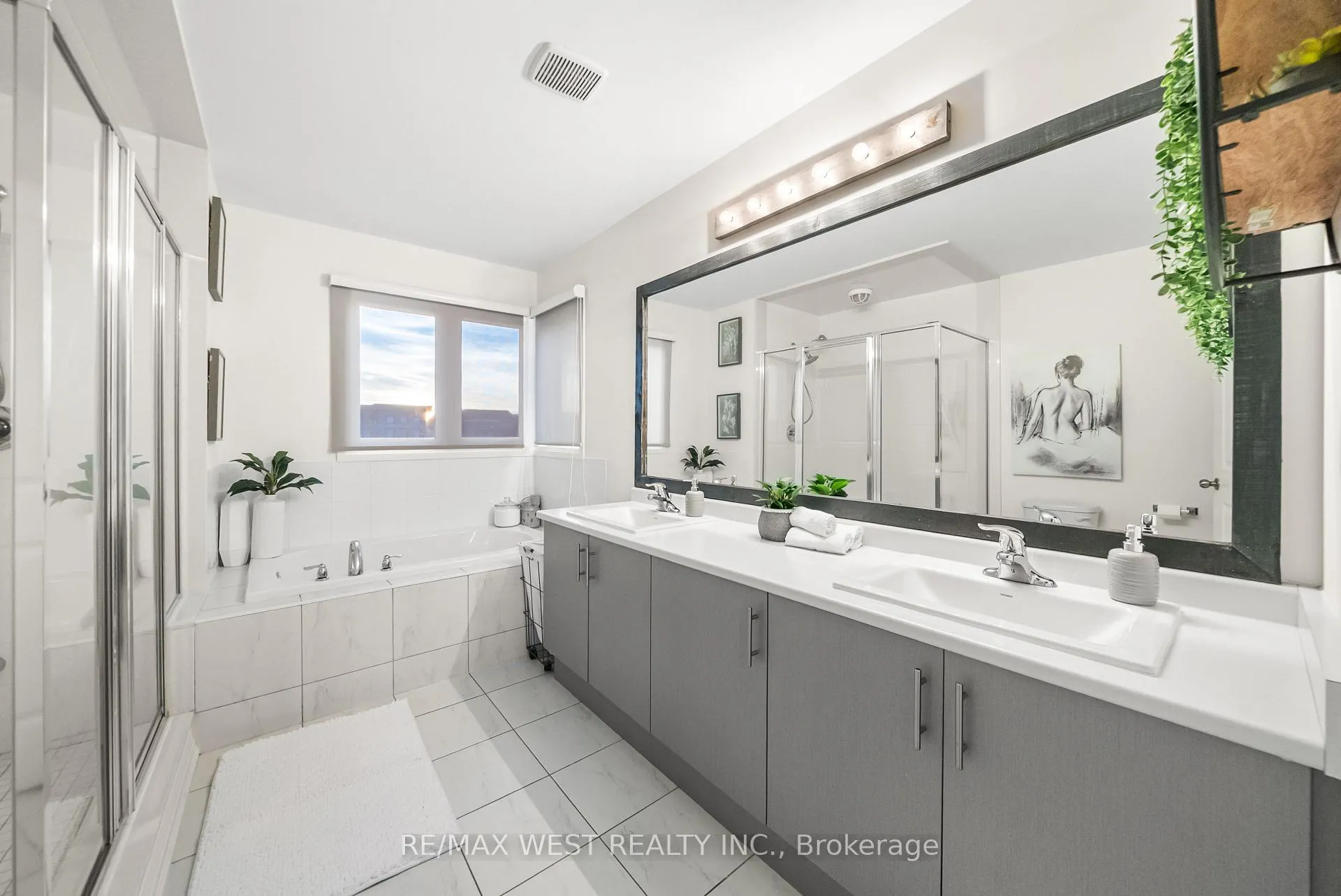 Photo 10 of 15 Larkin Lane, Clarington, Bowmanville — HOMEH