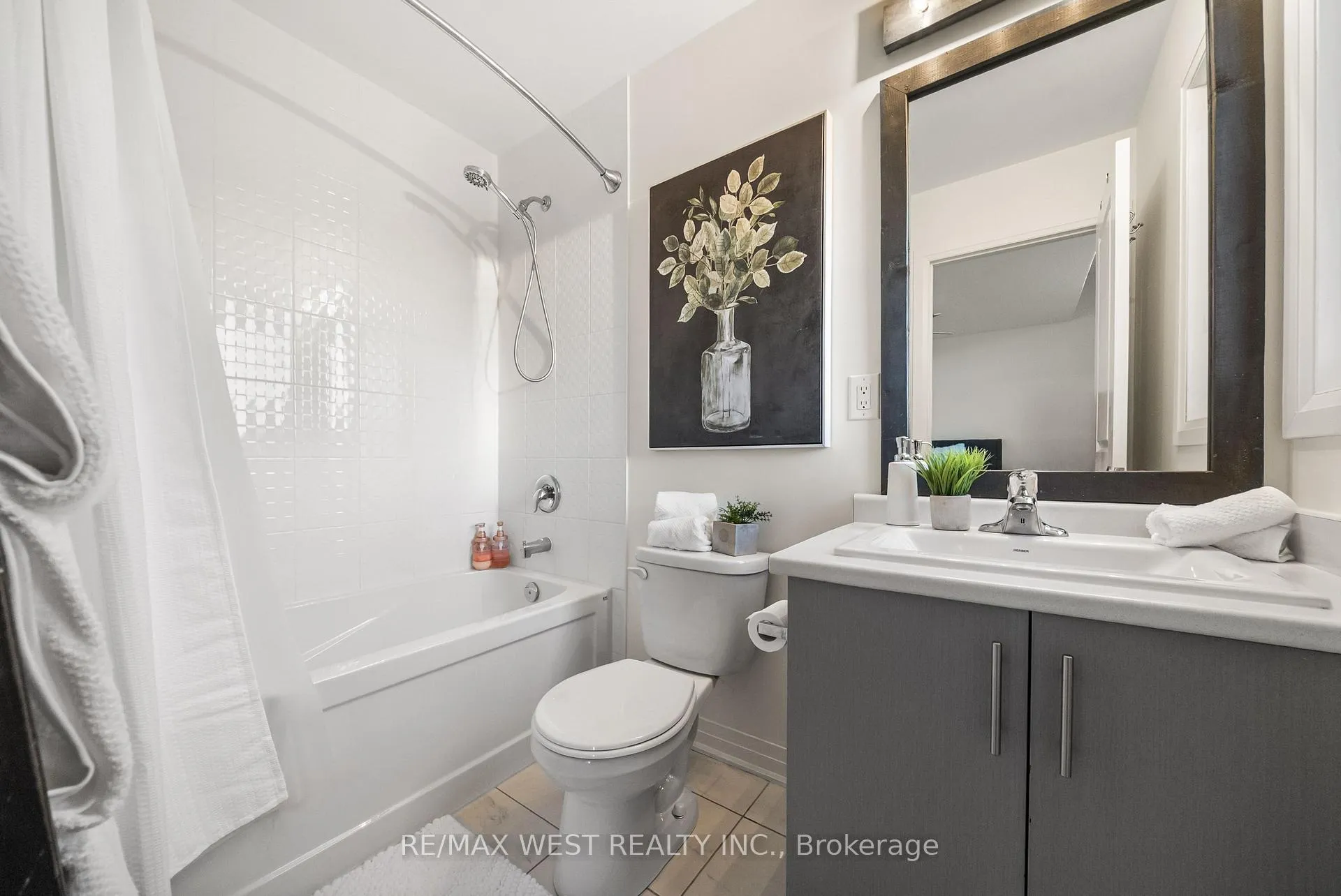 Photo 14 of 15 Larkin Lane, Clarington, Bowmanville — HOMEH