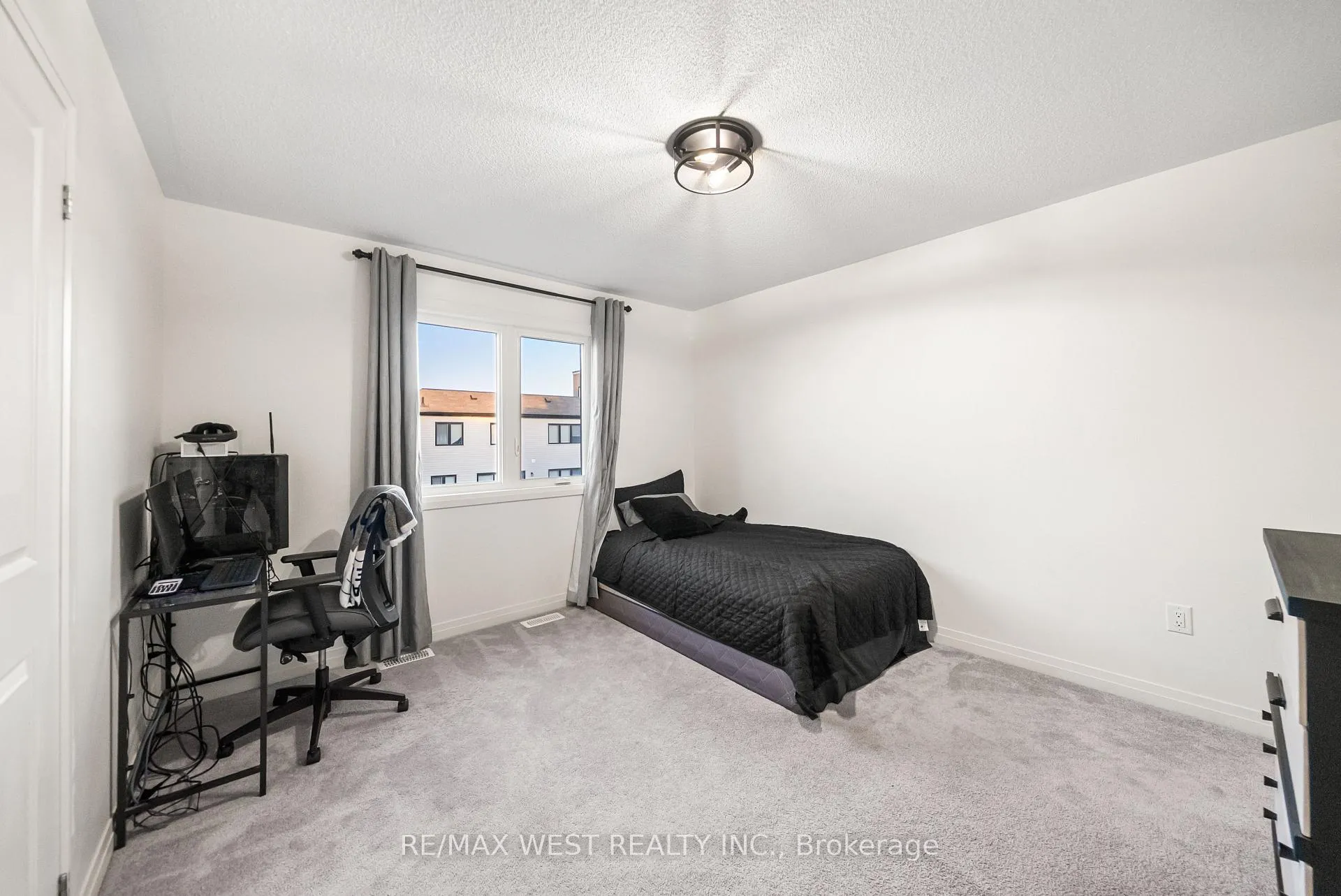 Photo 15 of 15 Larkin Lane, Clarington, Bowmanville — HOMEH