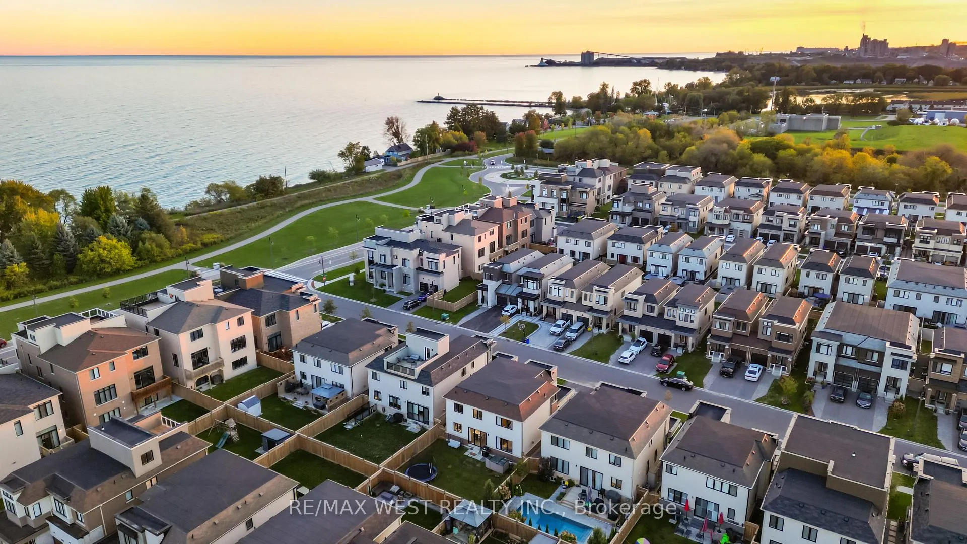 Photo 17 of 15 Larkin Lane, Clarington, Bowmanville — HOMEH