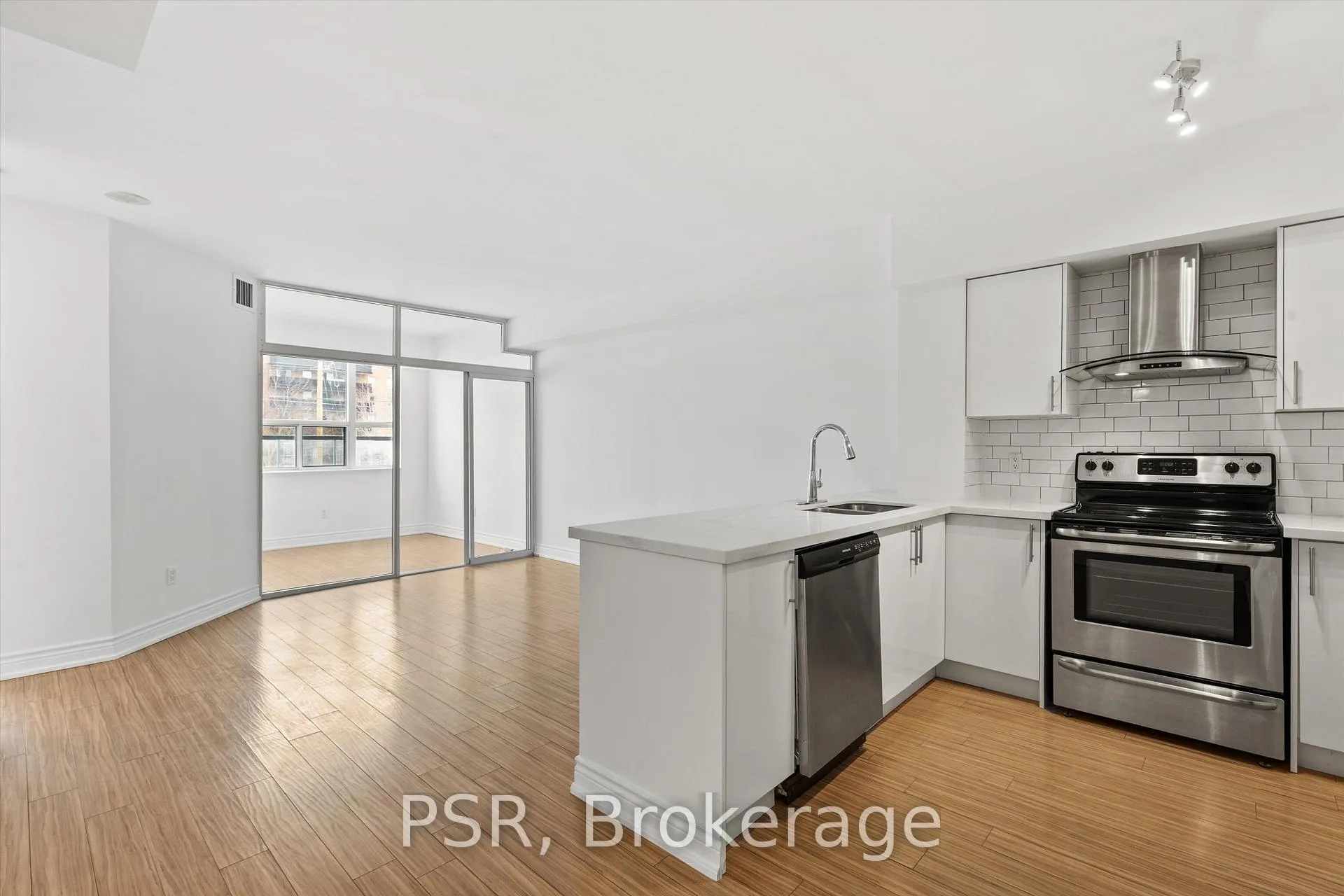 Photo 8 of Unit 103, 7378 Yonge Street, Vaughan, Crestwood-Springfarm-Yorkhill — HOMEH