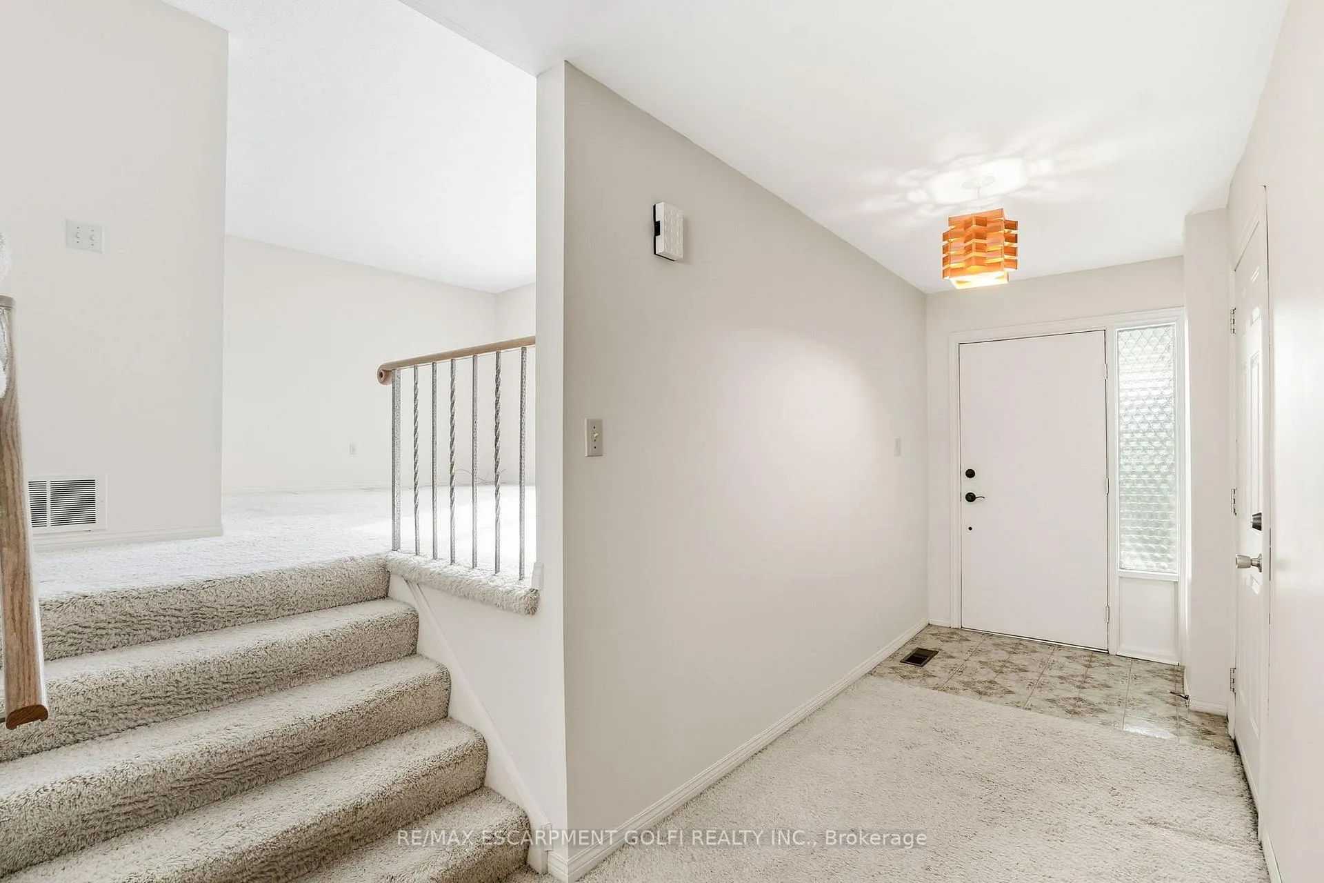Photo 3 of 81 Highland Park Drive, Hamilton, Dundas — HOMEH