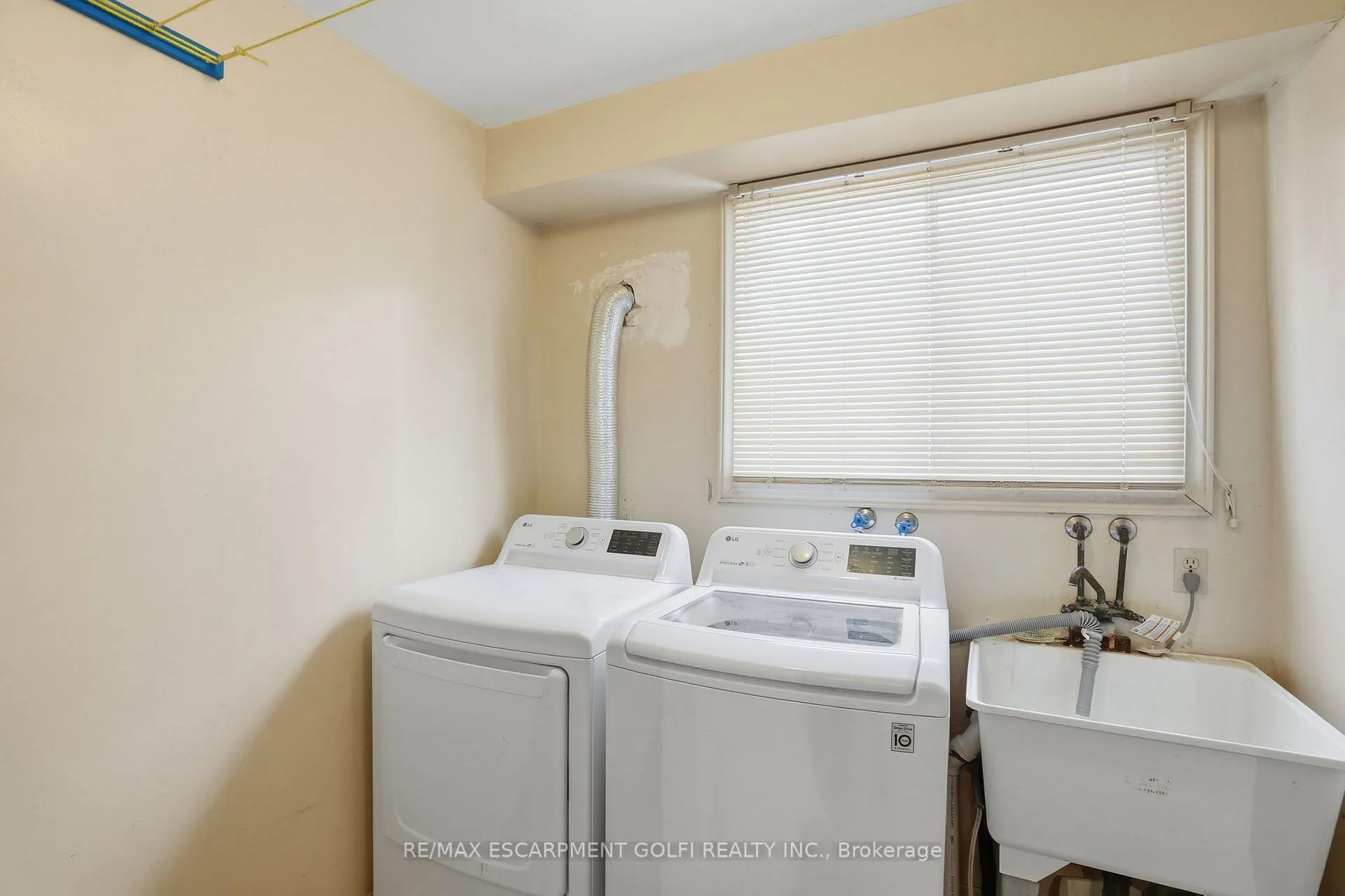 Photo 5 of 81 Highland Park Drive, Hamilton, Dundas — HOMEH