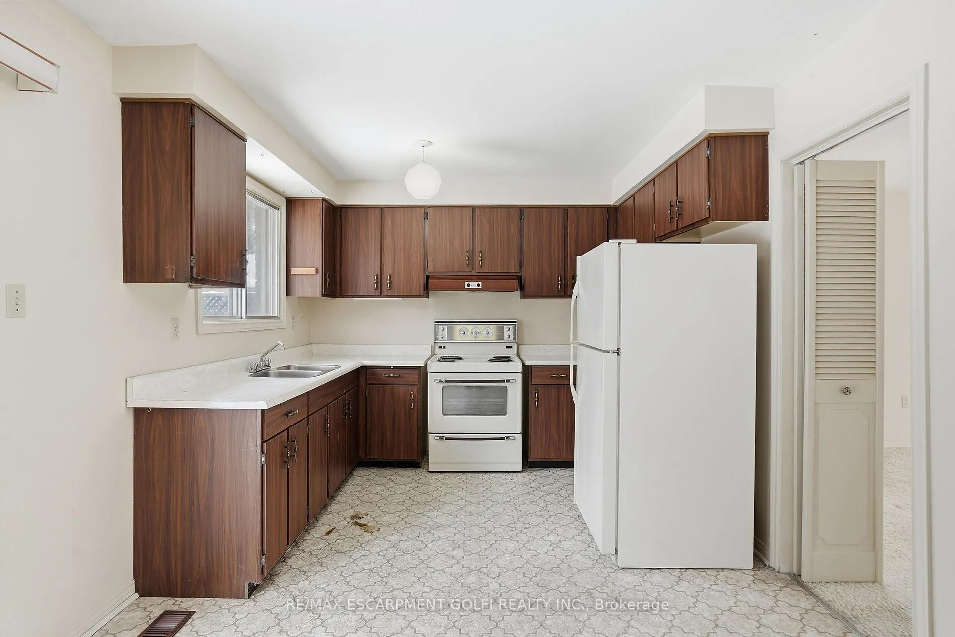 Photo 10 of 81 Highland Park Drive, Hamilton, Dundas — HOMEH