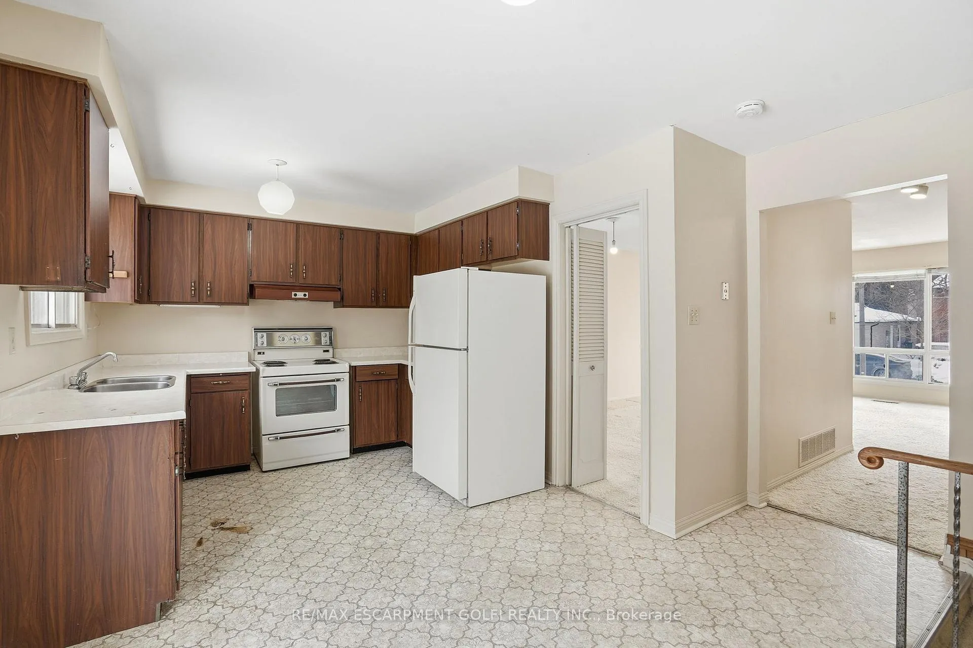 Photo 11 of 81 Highland Park Drive, Hamilton, Dundas — HOMEH