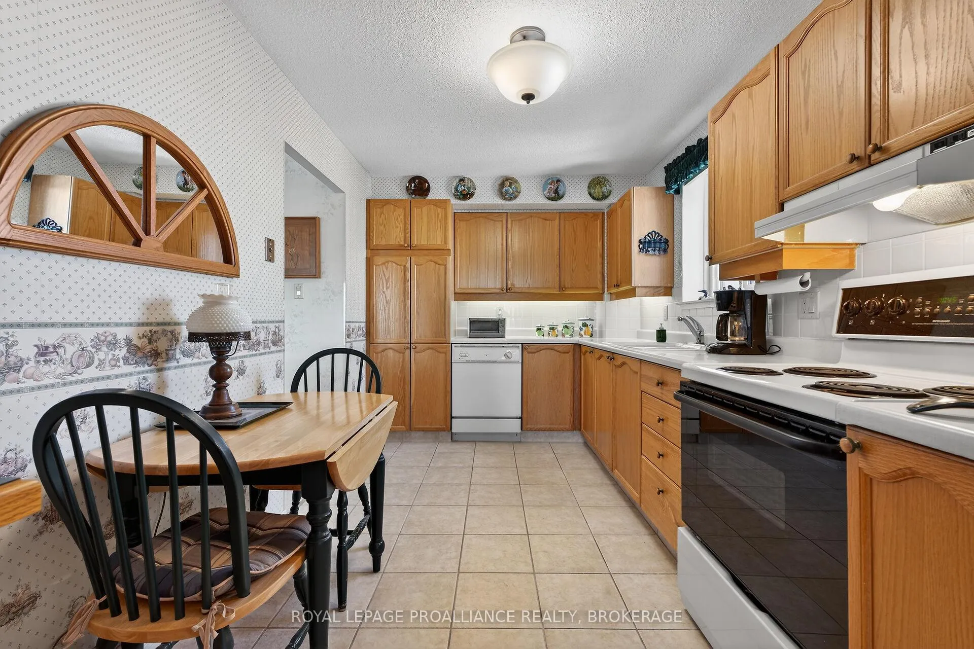 Photo 12 of Unit 606, 257 Bath Road, Kingston, West of Sir John A. Blvd — HOMEH