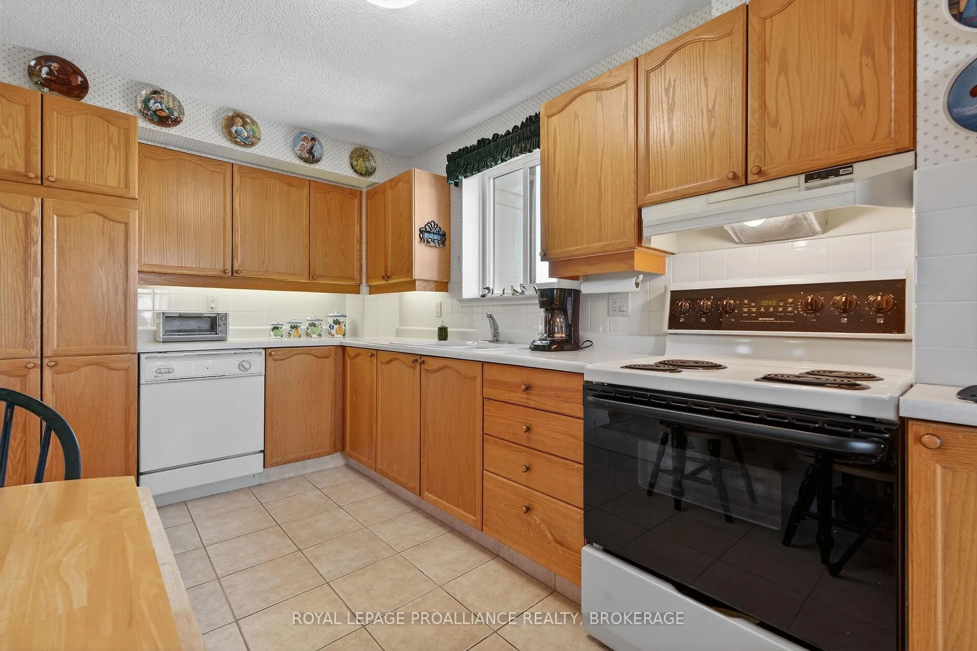Photo 13 of Unit 606, 257 Bath Road, Kingston, West of Sir John A. Blvd — HOMEH