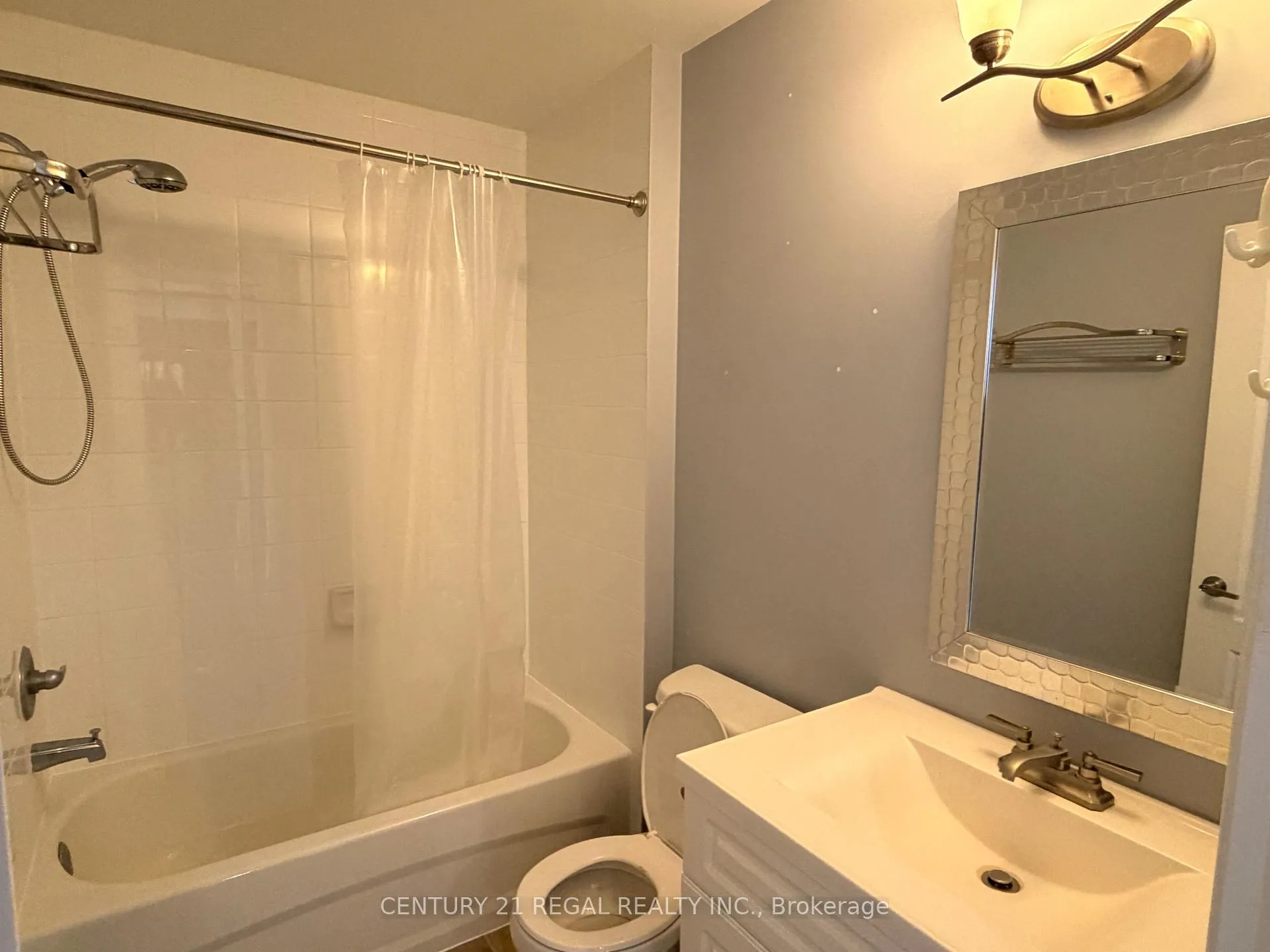 Photo 3 of Unit 8, 36 Walter Dove Court E, Aurora, Bayview Wellington — HOMEH