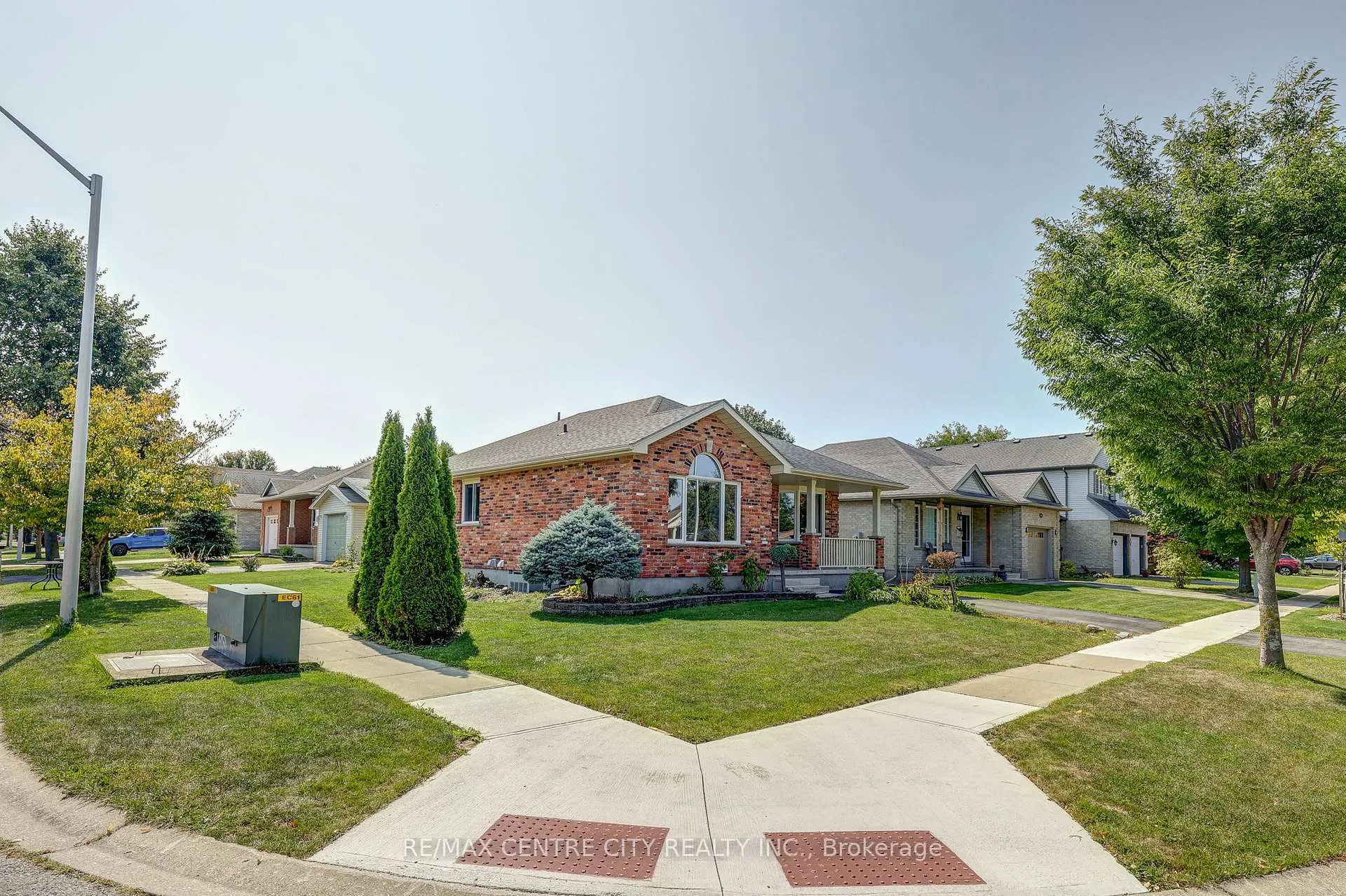 Photo 2 of 26 Sifton Drive, St. Thomas — HOMEH