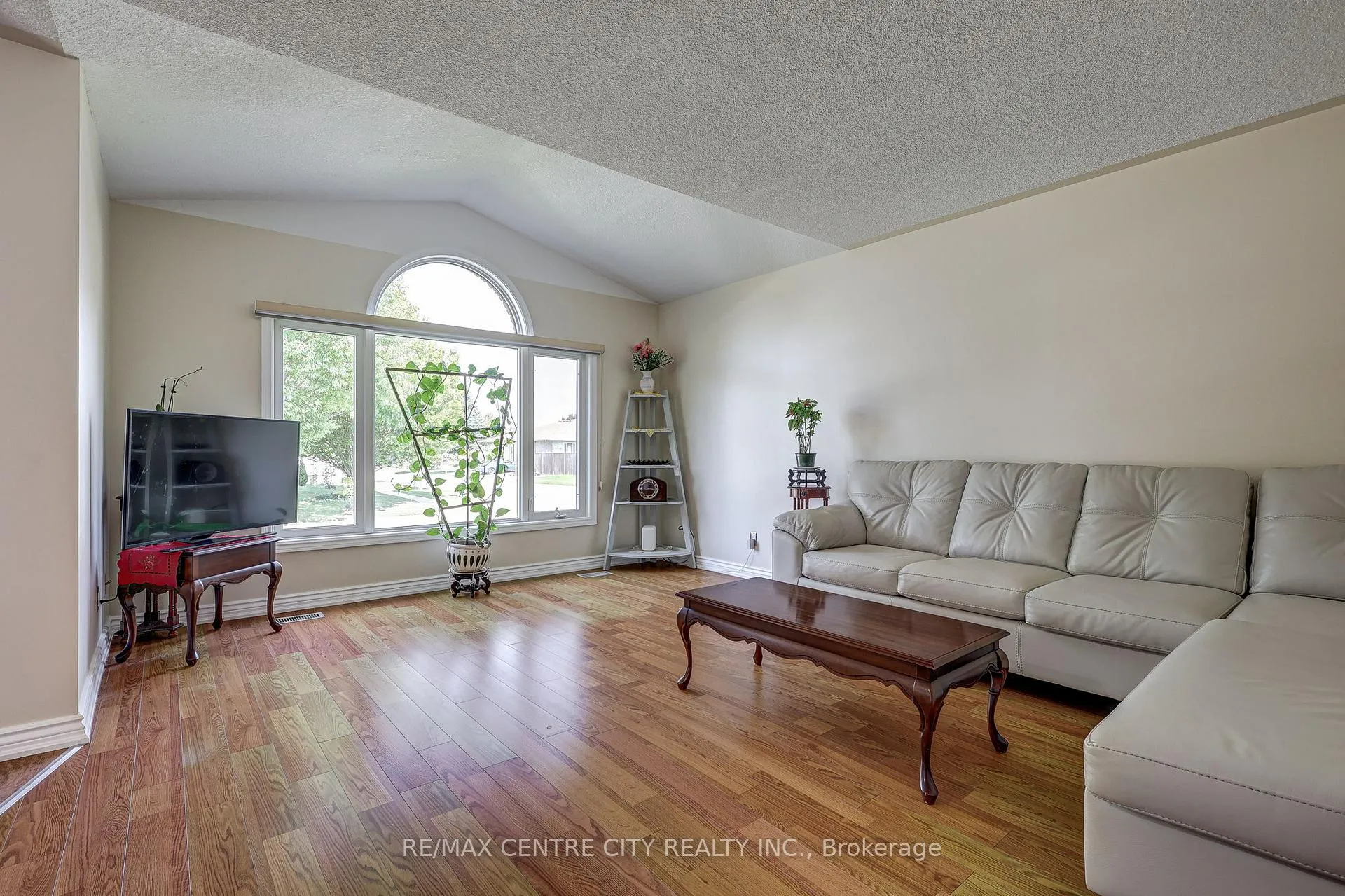 Photo 3 of 26 Sifton Drive, St. Thomas — HOMEH