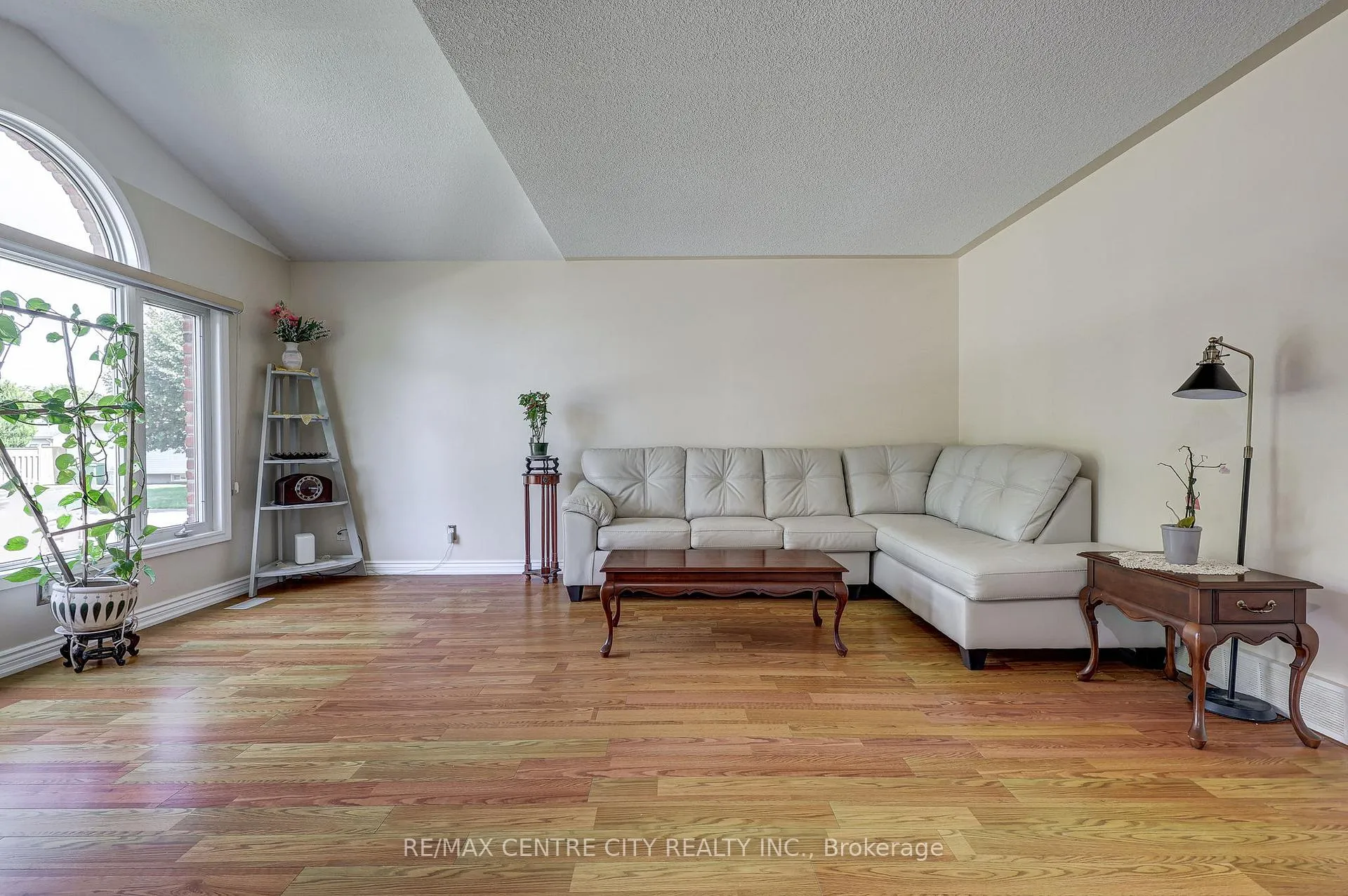 Photo 4 of 26 Sifton Drive, St. Thomas — HOMEH