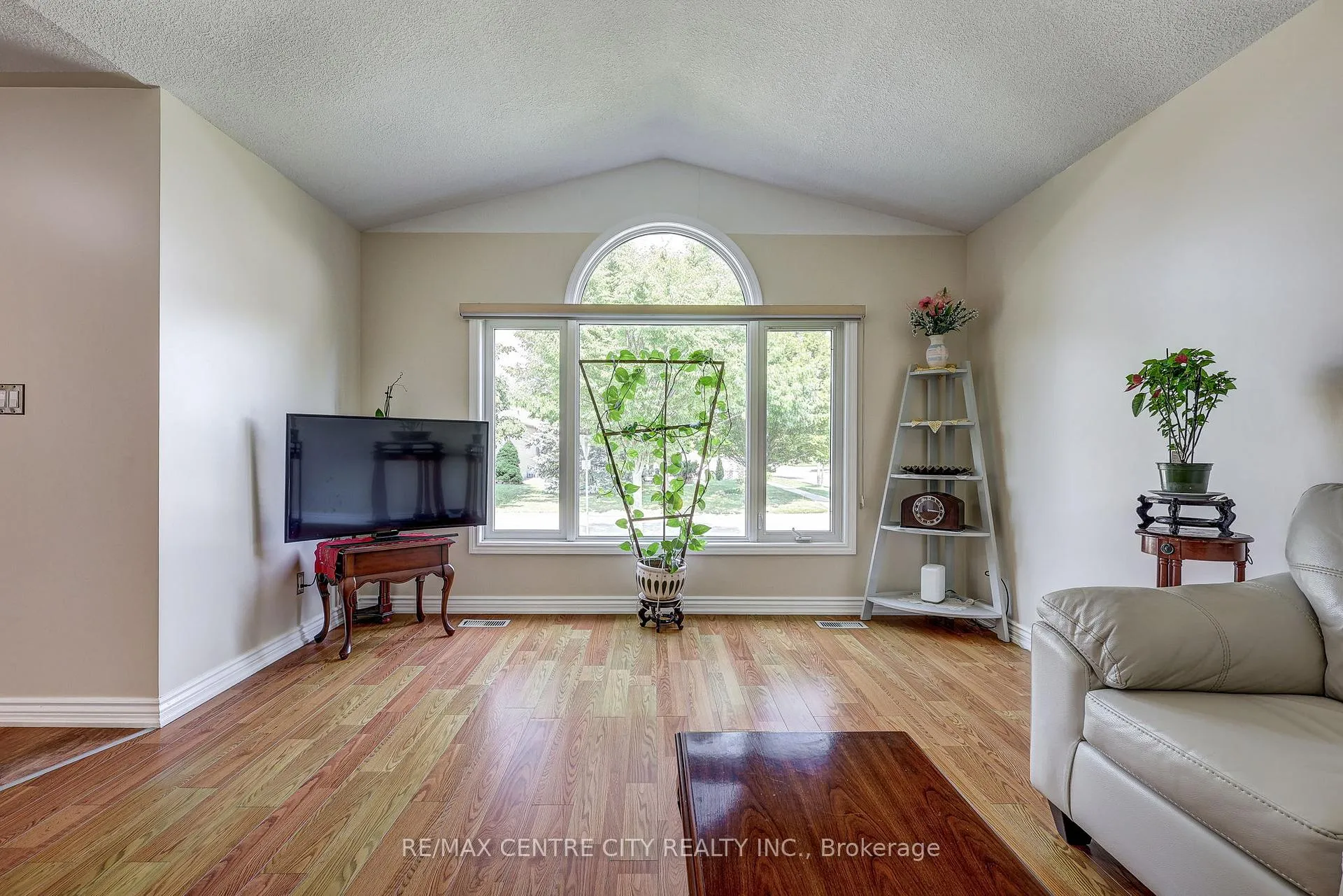 Photo 5 of 26 Sifton Drive, St. Thomas — HOMEH