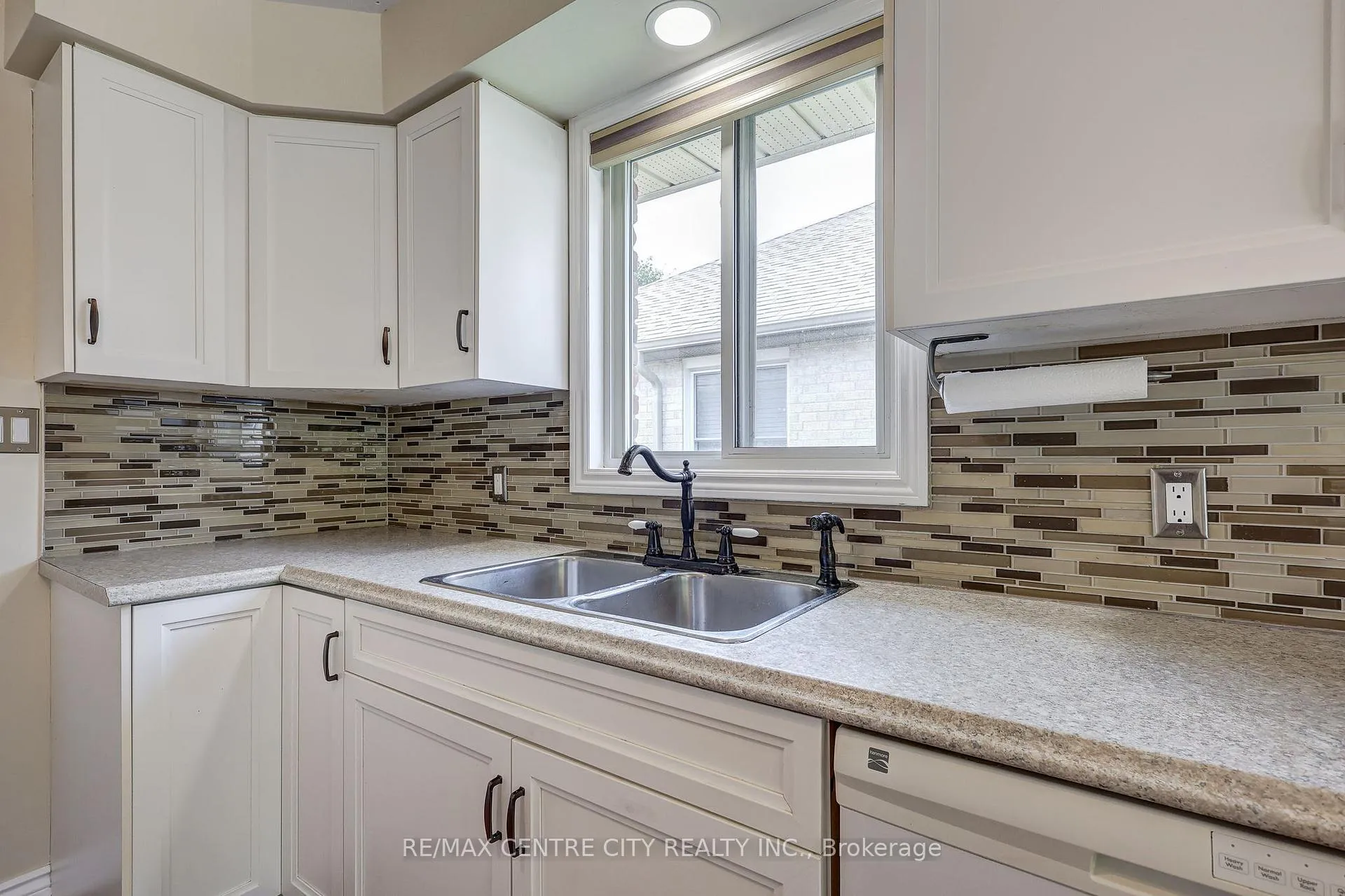 Photo 10 of 26 Sifton Drive, St. Thomas — HOMEH