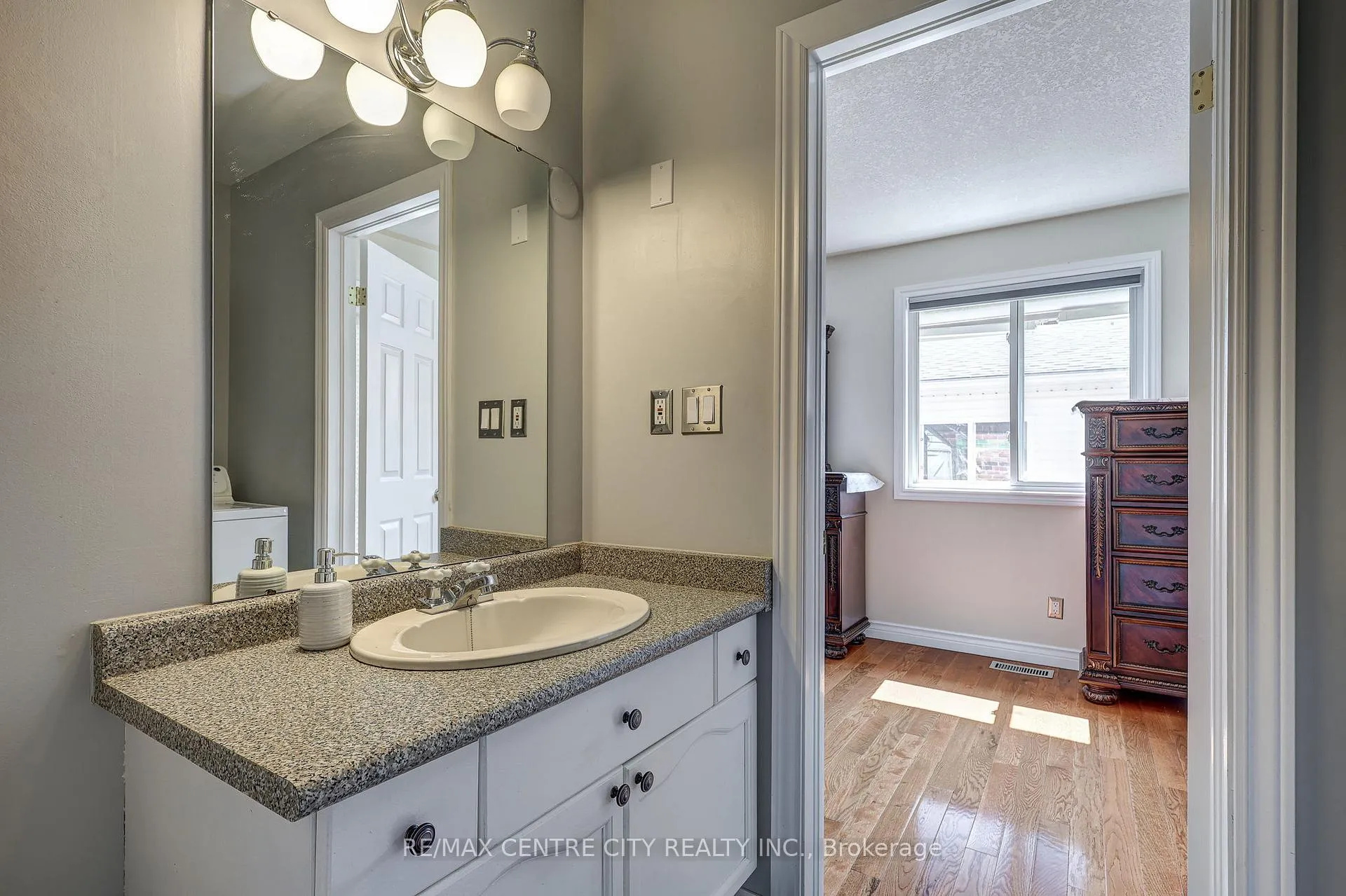 Photo 16 of 26 Sifton Drive, St. Thomas — HOMEH