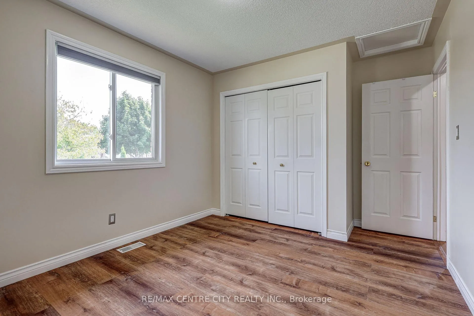 Photo 19 of 26 Sifton Drive, St. Thomas — HOMEH