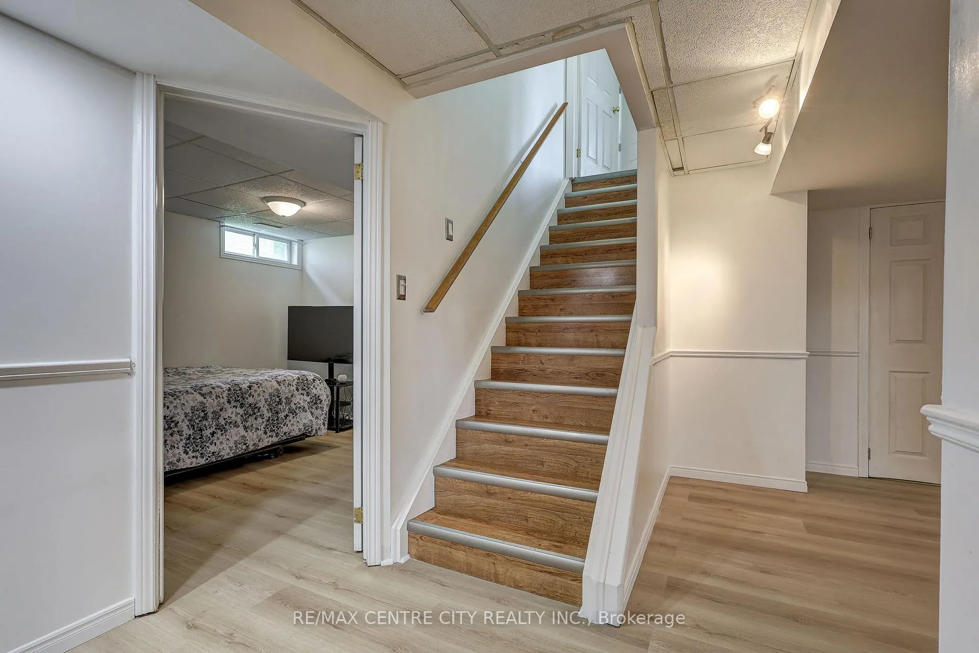 Photo 21 of 26 Sifton Drive, St. Thomas — HOMEH