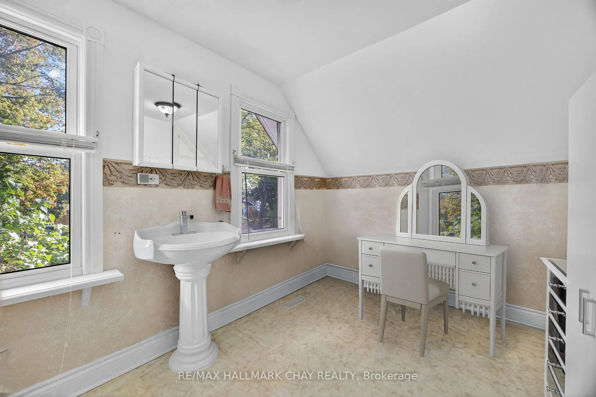 Photo 18 of 9 Maria Street, Springwater, Elmvale — HOMEH