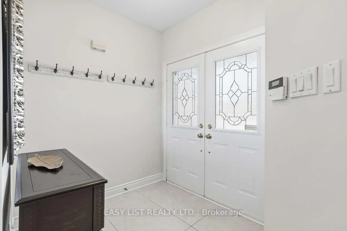 Photo 4 of 15 Coolspring Crescent, Caledon, Bolton East — HOMEH