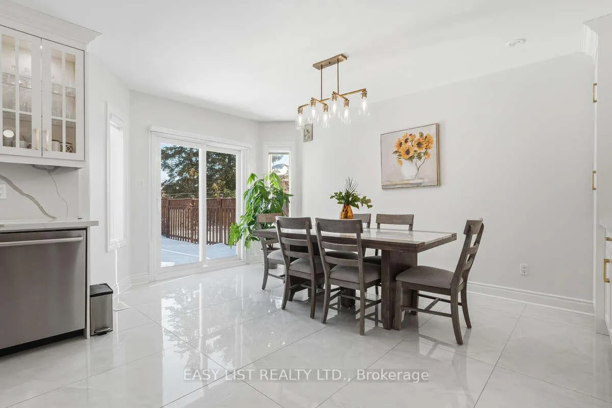 Photo 10 of 15 Coolspring Crescent, Caledon, Bolton East — HOMEH