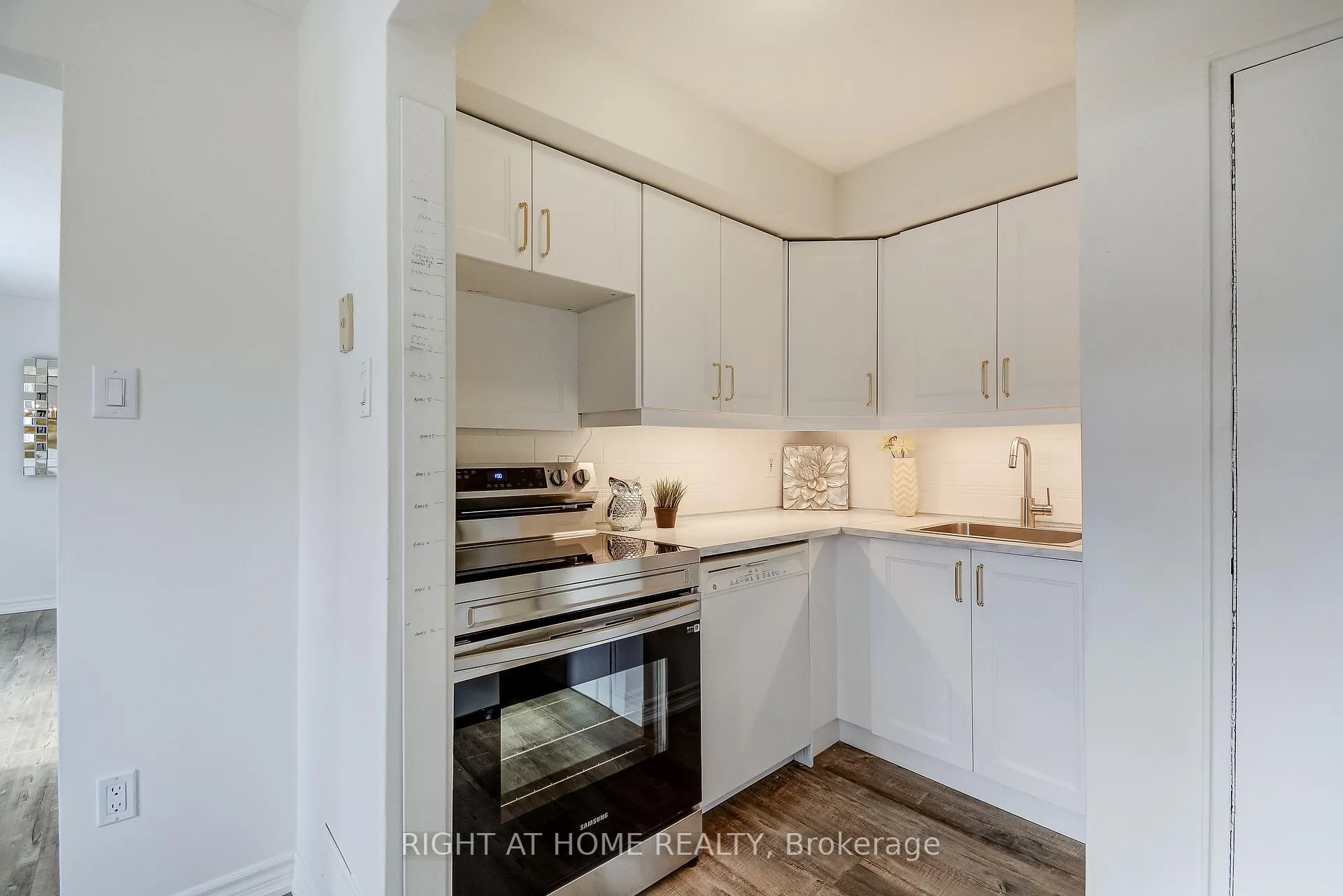 Photo 21 of Unit 6, 475 Claridge Road, Burlington, Roseland — HOMEH