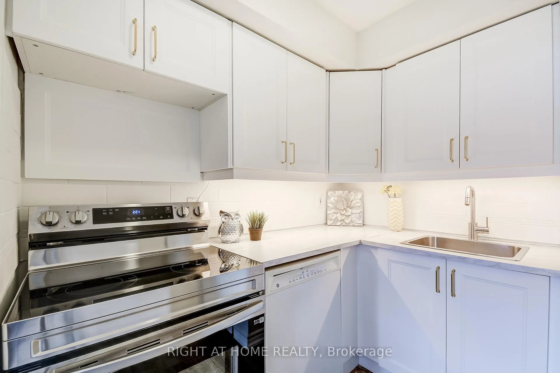 Photo 22 of Unit 6, 475 Claridge Road, Burlington, Roseland — HOMEH