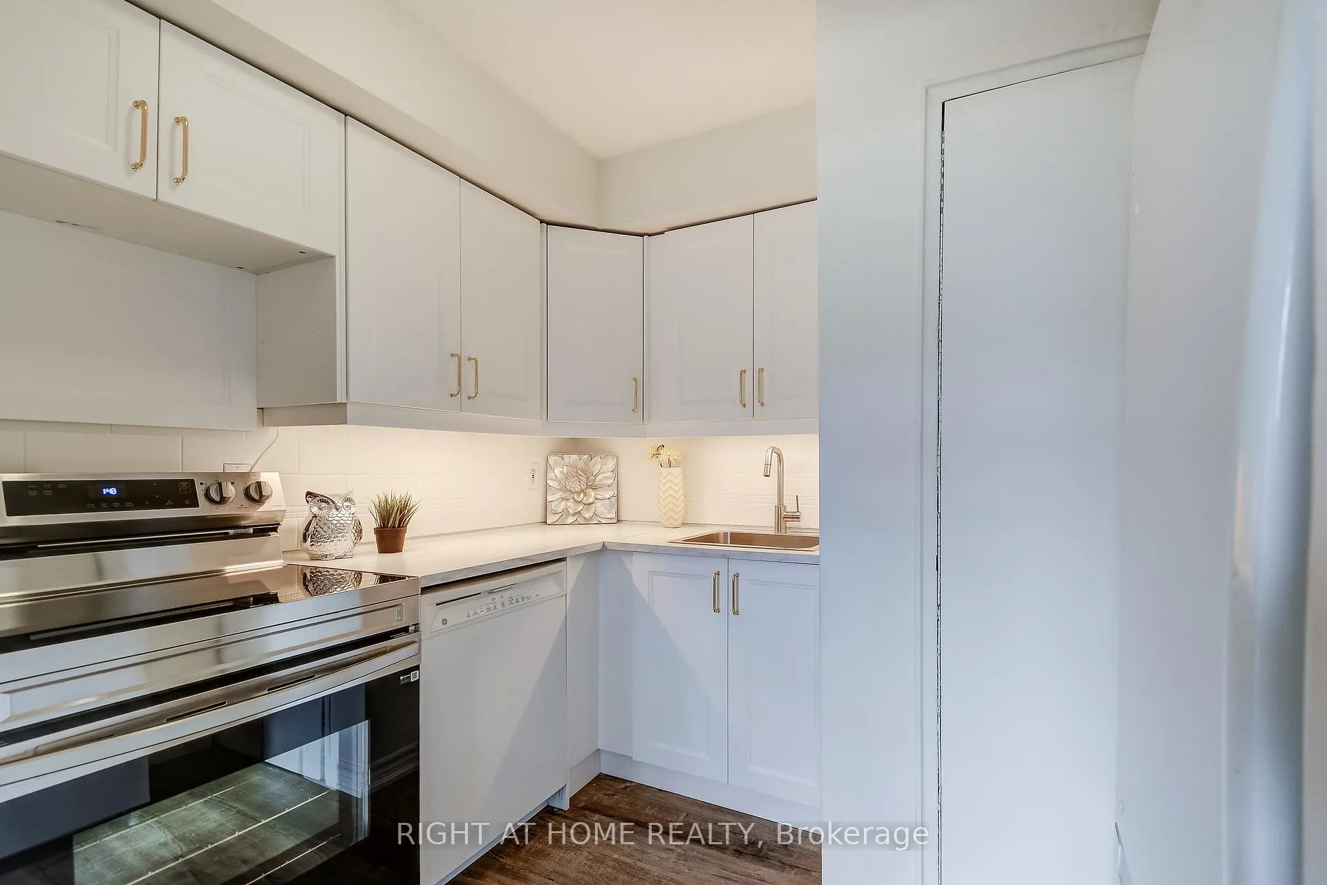 Photo 23 of Unit 6, 475 Claridge Road, Burlington, Roseland — HOMEH