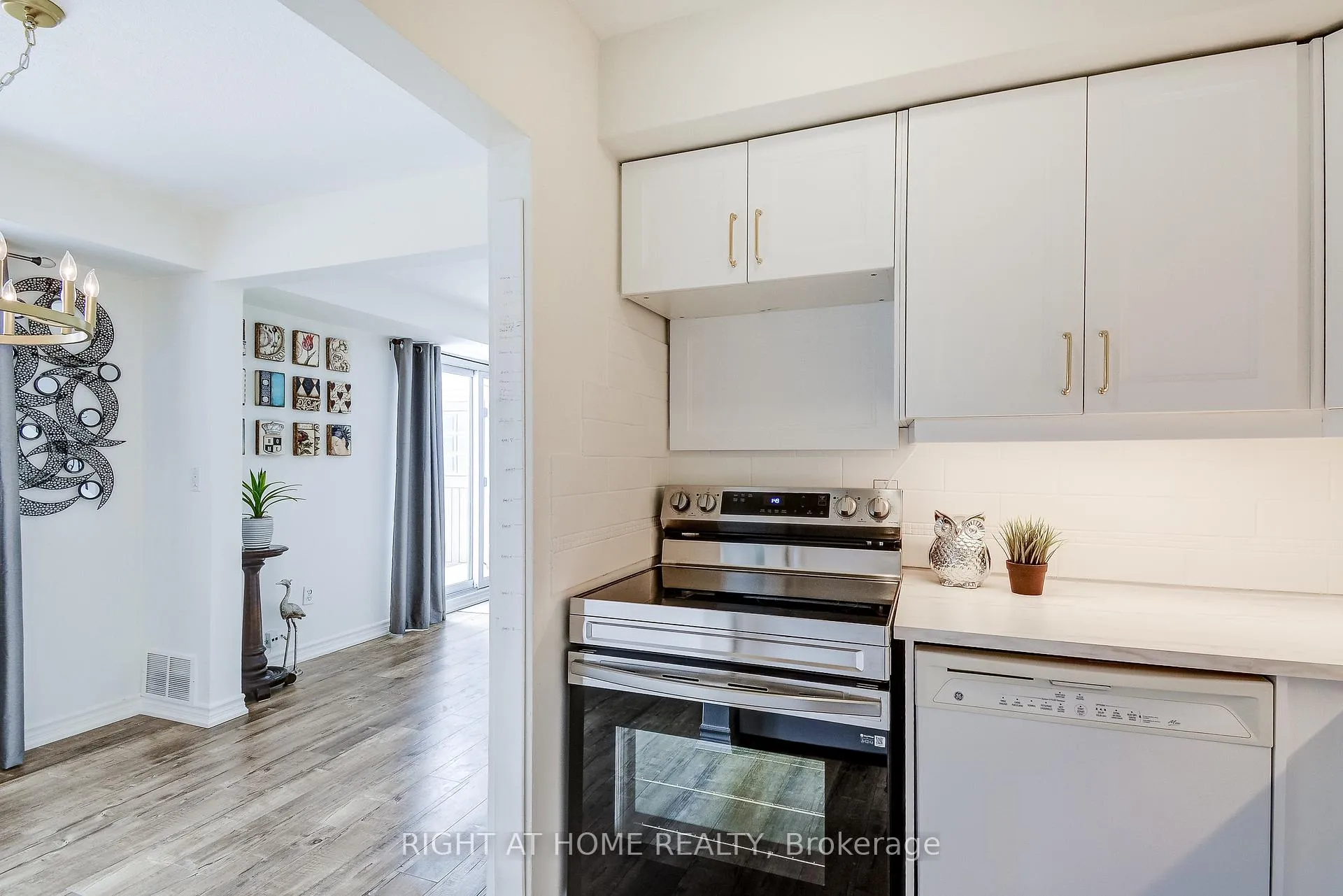 Photo 25 of Unit 6, 475 Claridge Road, Burlington, Roseland — HOMEH