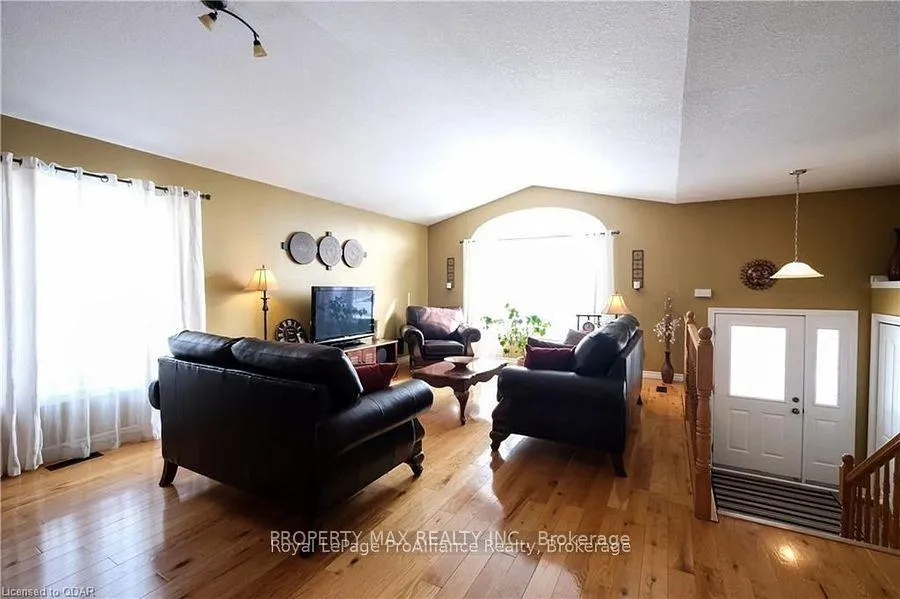 Photo 4 of 12 Christopher Court, Belleville, Belleville Ward — HOMEH