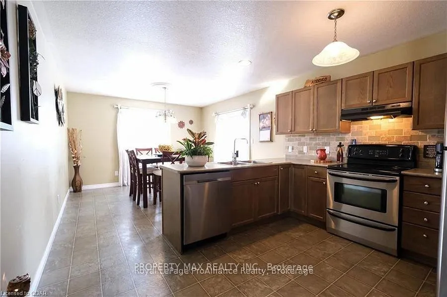 Photo 6 of 12 Christopher Court, Belleville, Belleville Ward — HOMEH