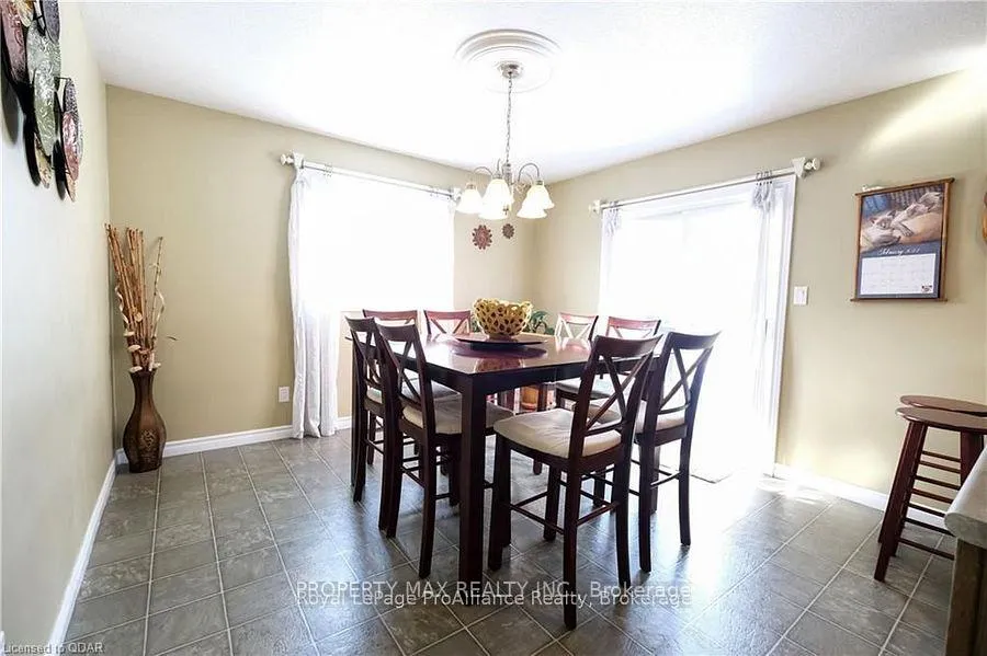 Photo 9 of 12 Christopher Court, Belleville, Belleville Ward — HOMEH