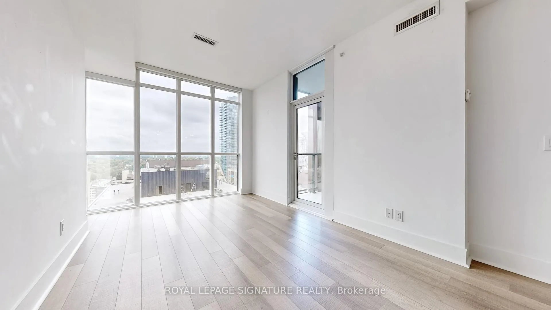 Photo 4 of Unit 1705, 32 Davenport Road, Toronto, The Annex — HOMEH