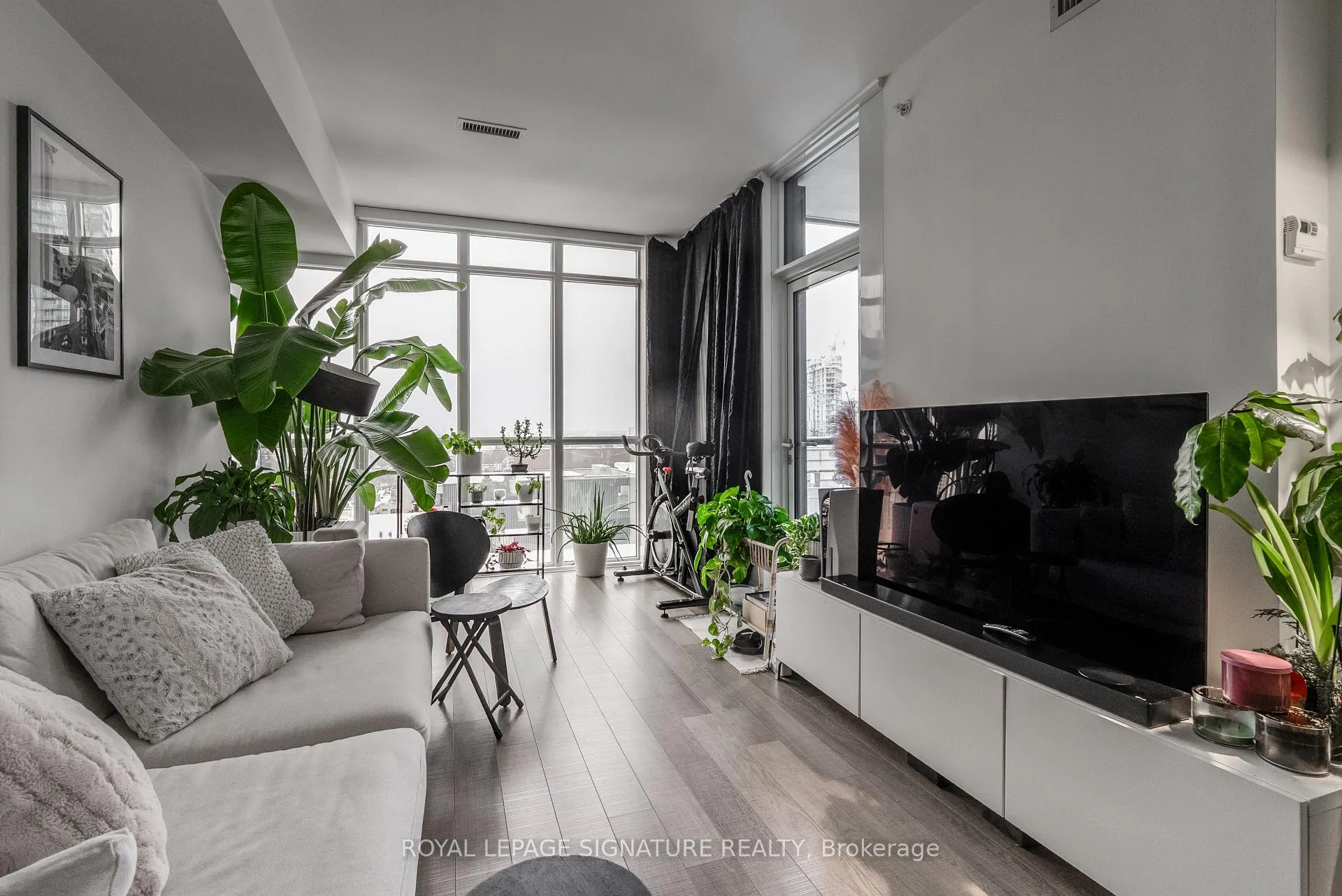 Photo 5 of Unit 1705, 32 Davenport Road, Toronto, The Annex — HOMEH