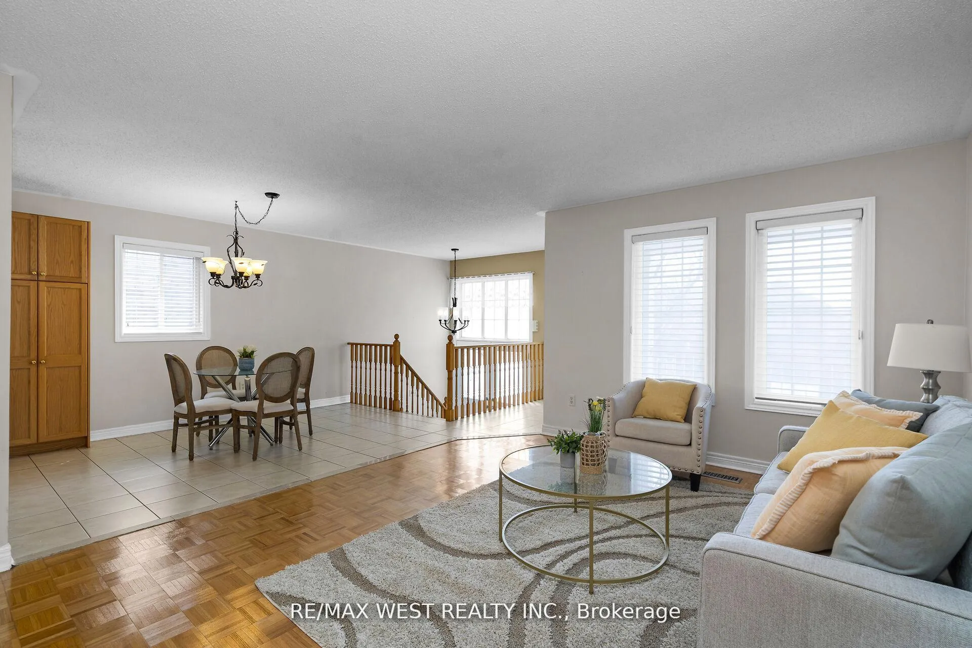 Photo 5 of 362 Avro Road, Vaughan, Maple — HOMEH