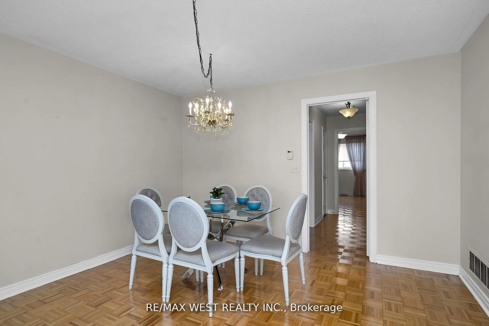 Photo 6 of 362 Avro Road, Vaughan, Maple — HOMEH