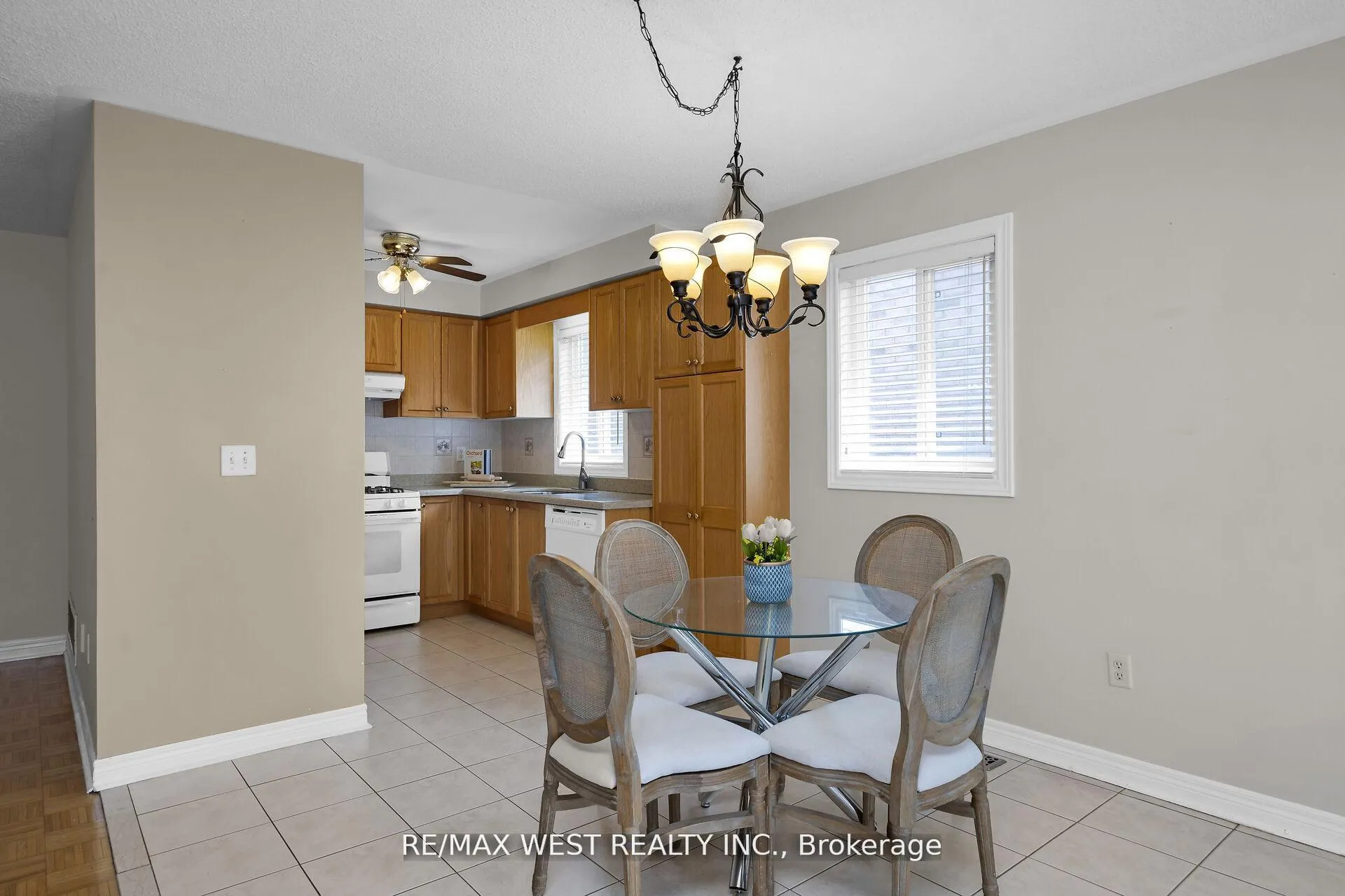 Photo 14 of 362 Avro Road, Vaughan, Maple — HOMEH